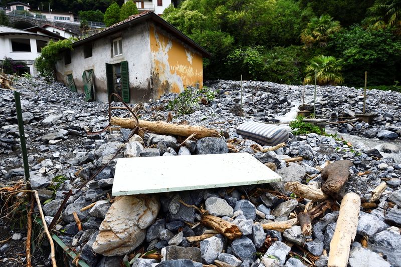 FOTO DE ARCHIVO: Una casa afectada por un deslizamiento de tierra después de que las fuertes lluvias causaran inundaciones en las ciudades que rodean el lago de Como en el norte de Italia, Laglio, Italia, 27 de julio de 2021. REUTERS/Flavio Lo Scalzo