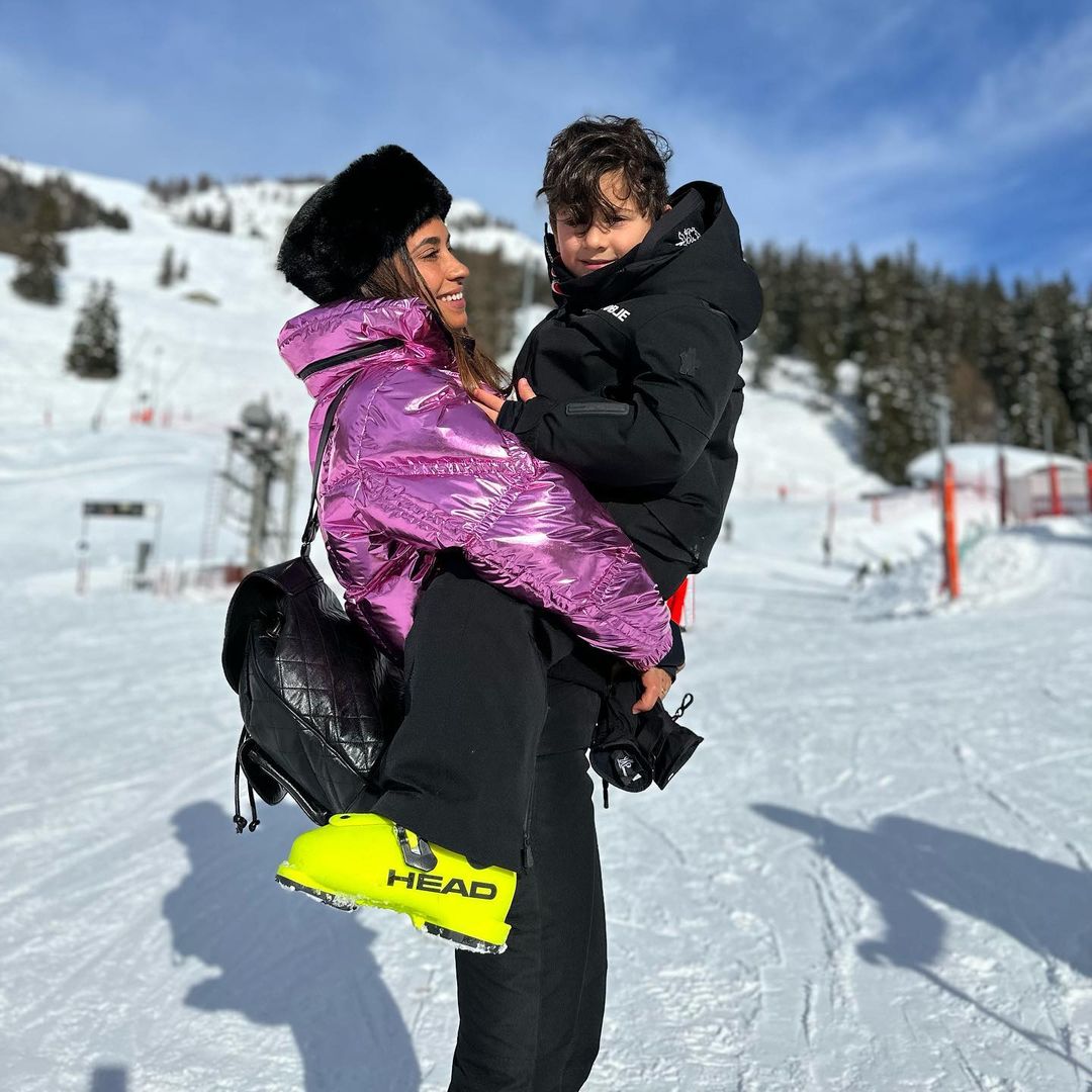 Antonela Roccuzzo sostiene a Ciro Messi en la pista de esquí. La familia disfrutó de la nieve (Instgram)