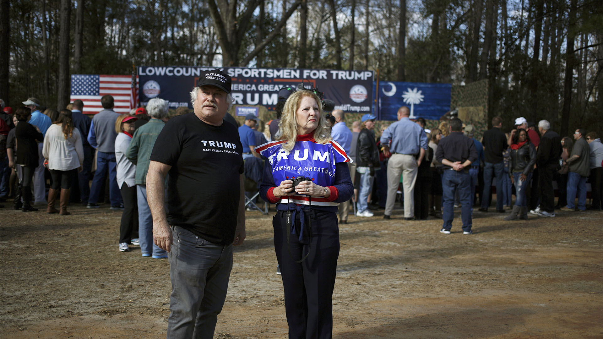 Dos seguidores esperan el inicio de un acto de campaña de Donald Trump en una granja en Walterboro, Carolina del Sur, el 17 de febrero de 2016 (Luke Sharrett/Bloomberg)