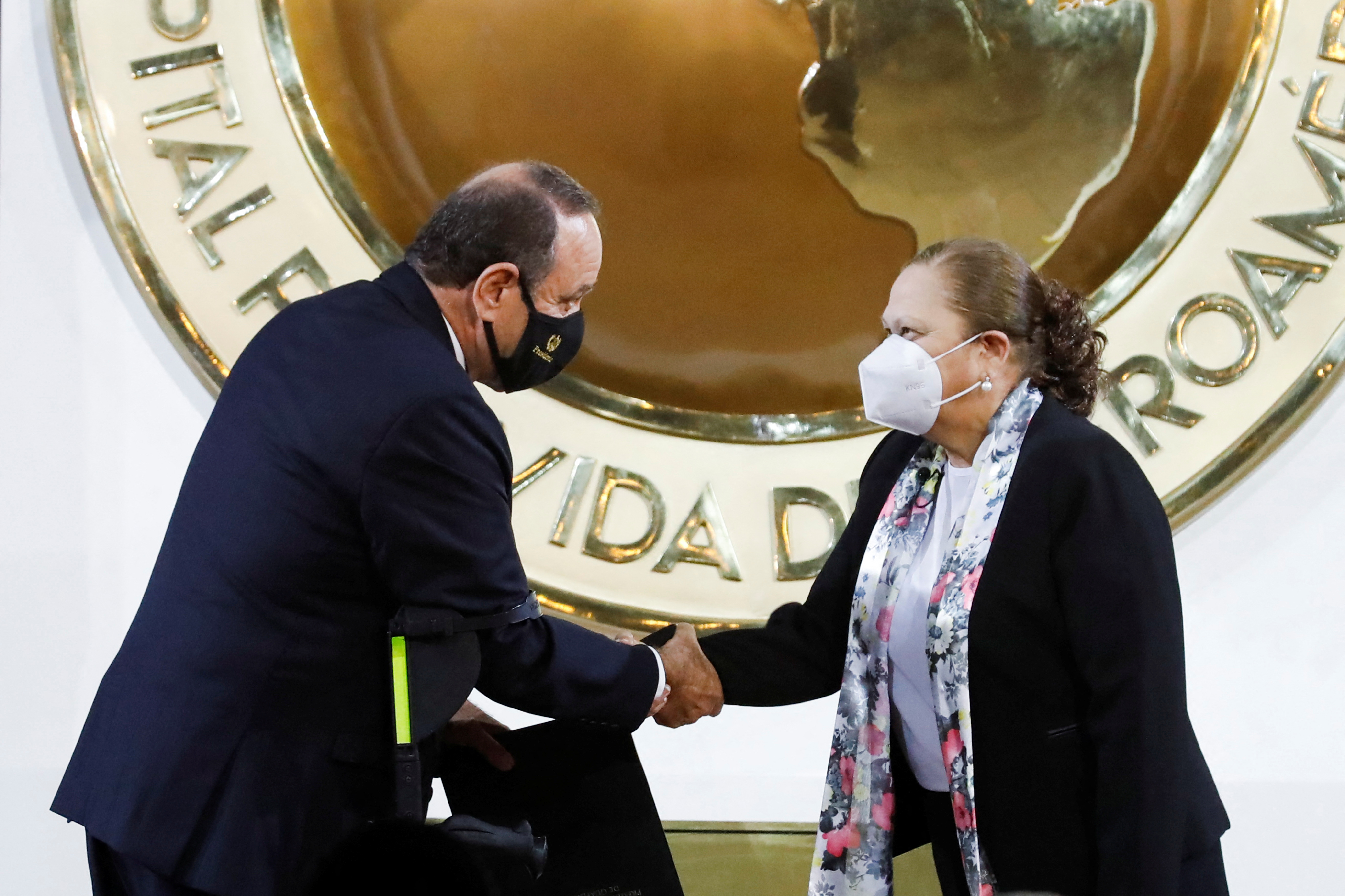 Maria Consuelo Porras junto al presidente Alejandro Giammattei (REUTERS/Luis Echeverria)