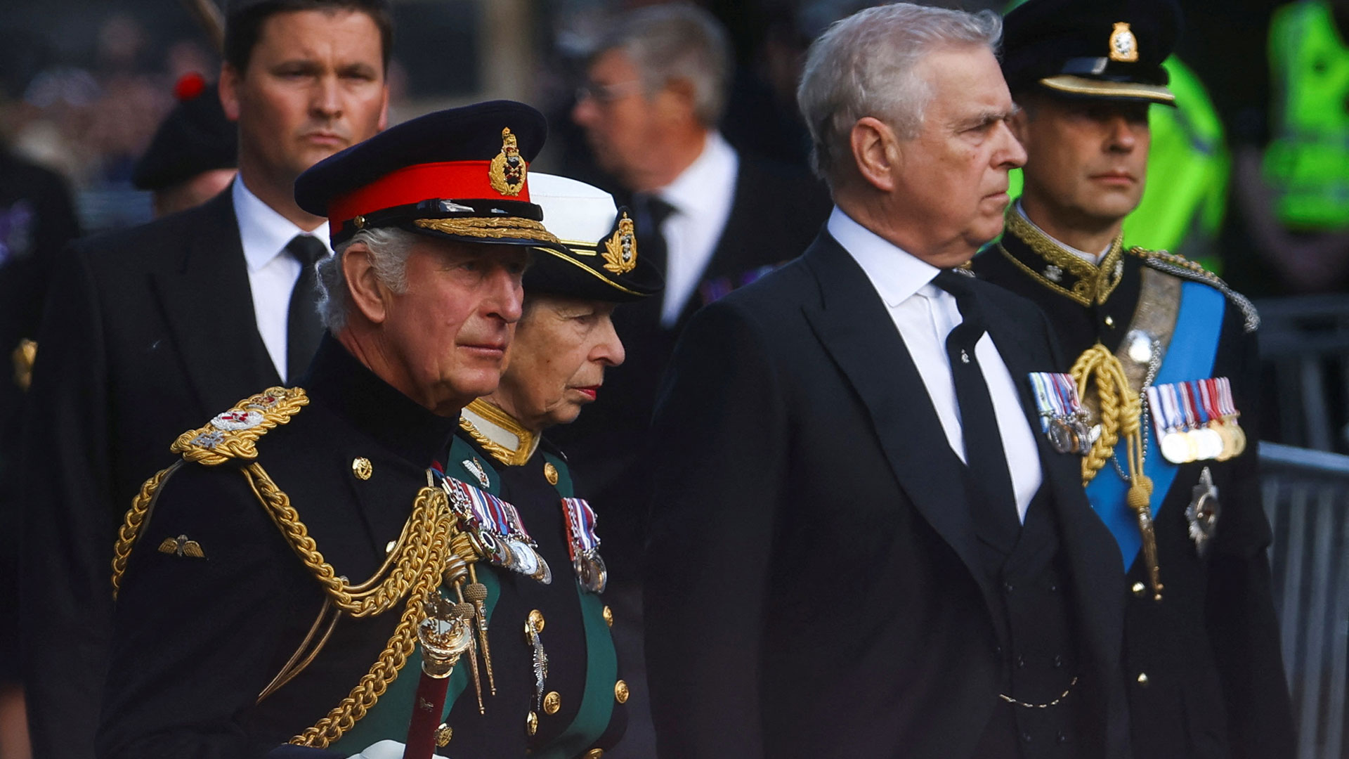 El rey Carlos III, el príncipe Andrés, duque de York y la princesa Ana, participan en la procesión del ataúd en Edimburgo, Escocia (Reuters)