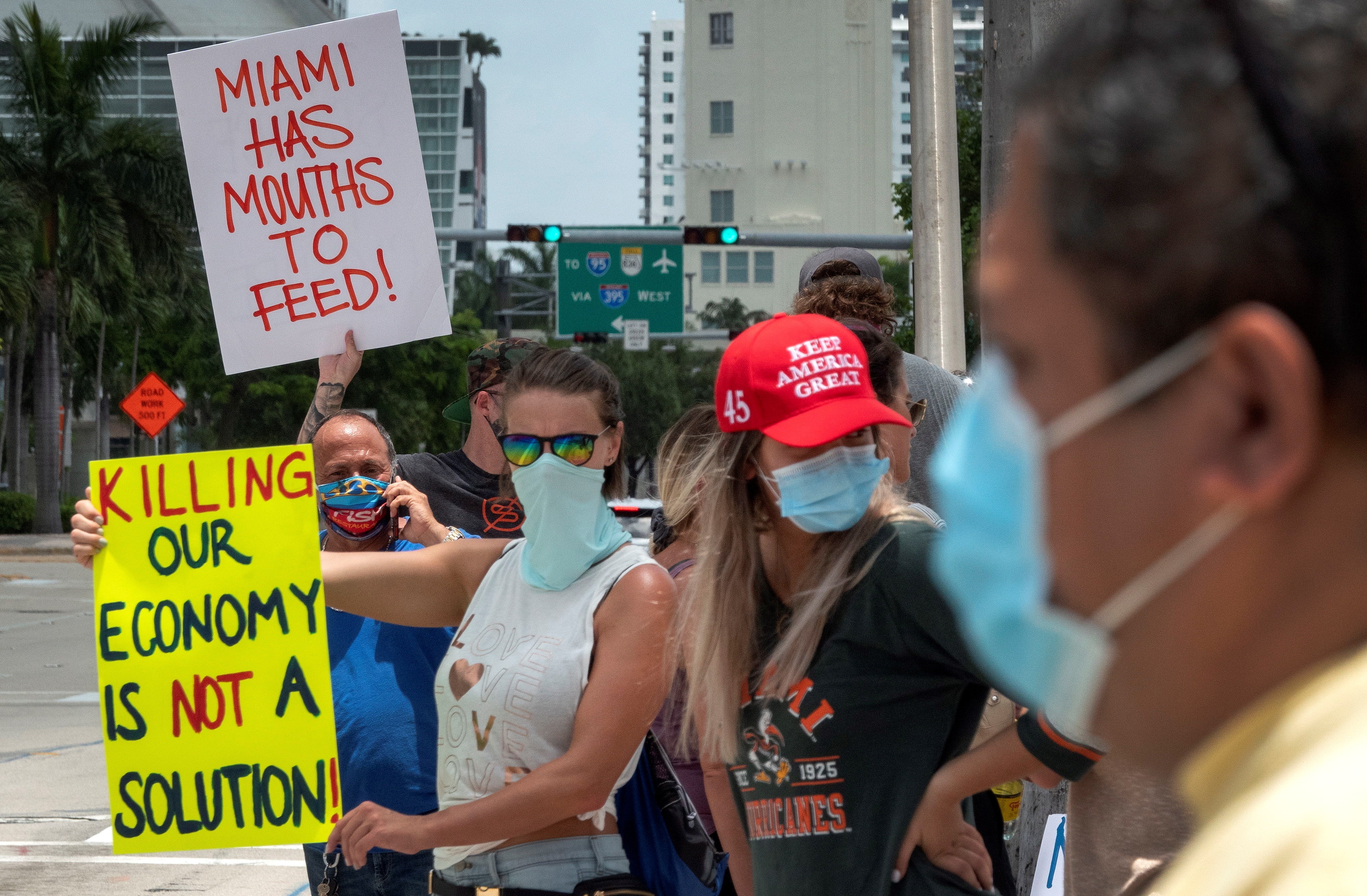 Un grupo de propietarios y trabajadores de restaurantes locales protestan por el cierre de sus negocios en el condado de Miami-Dade en el centro de Miami (EFE)