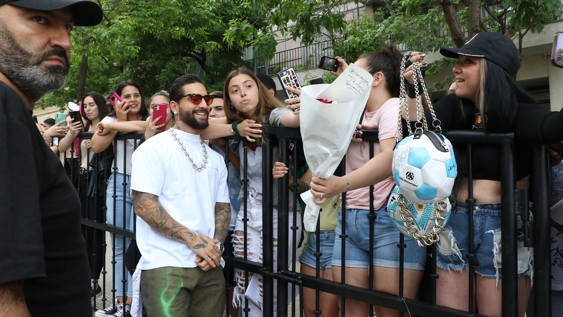 Maluma received different gifts from the fans who went to see him at the hotel where he is resting