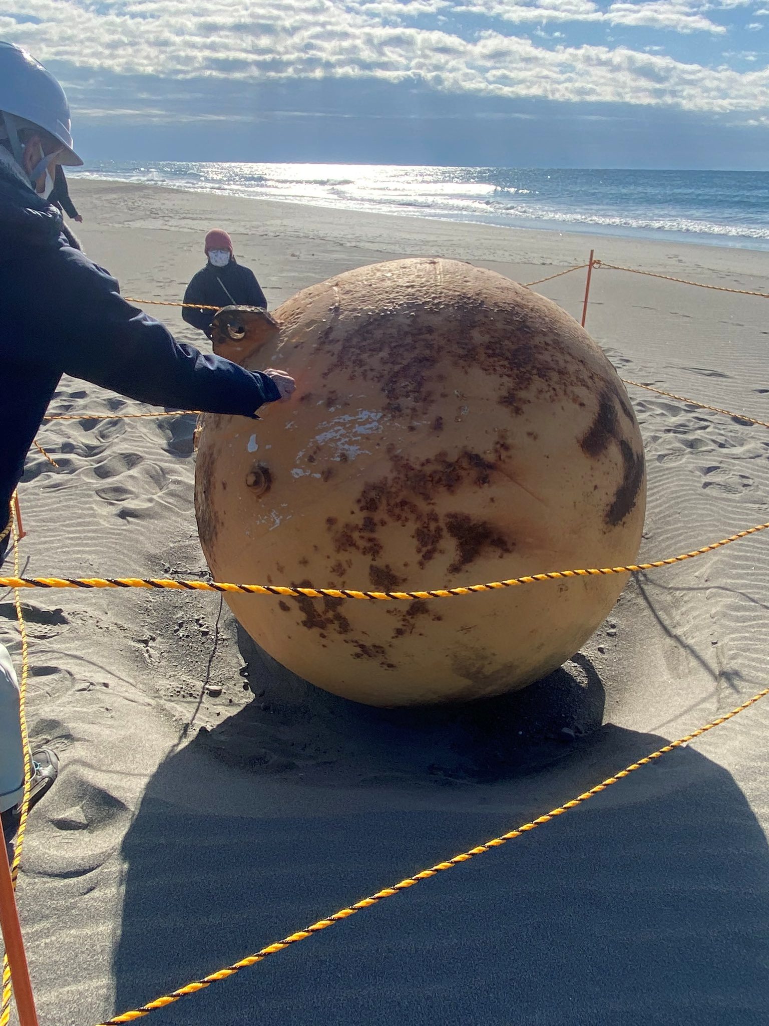 Especialistas cerraron el acceso a la playa para investigar el origen del objeto, que aún no fue confirmado (REUTERS)