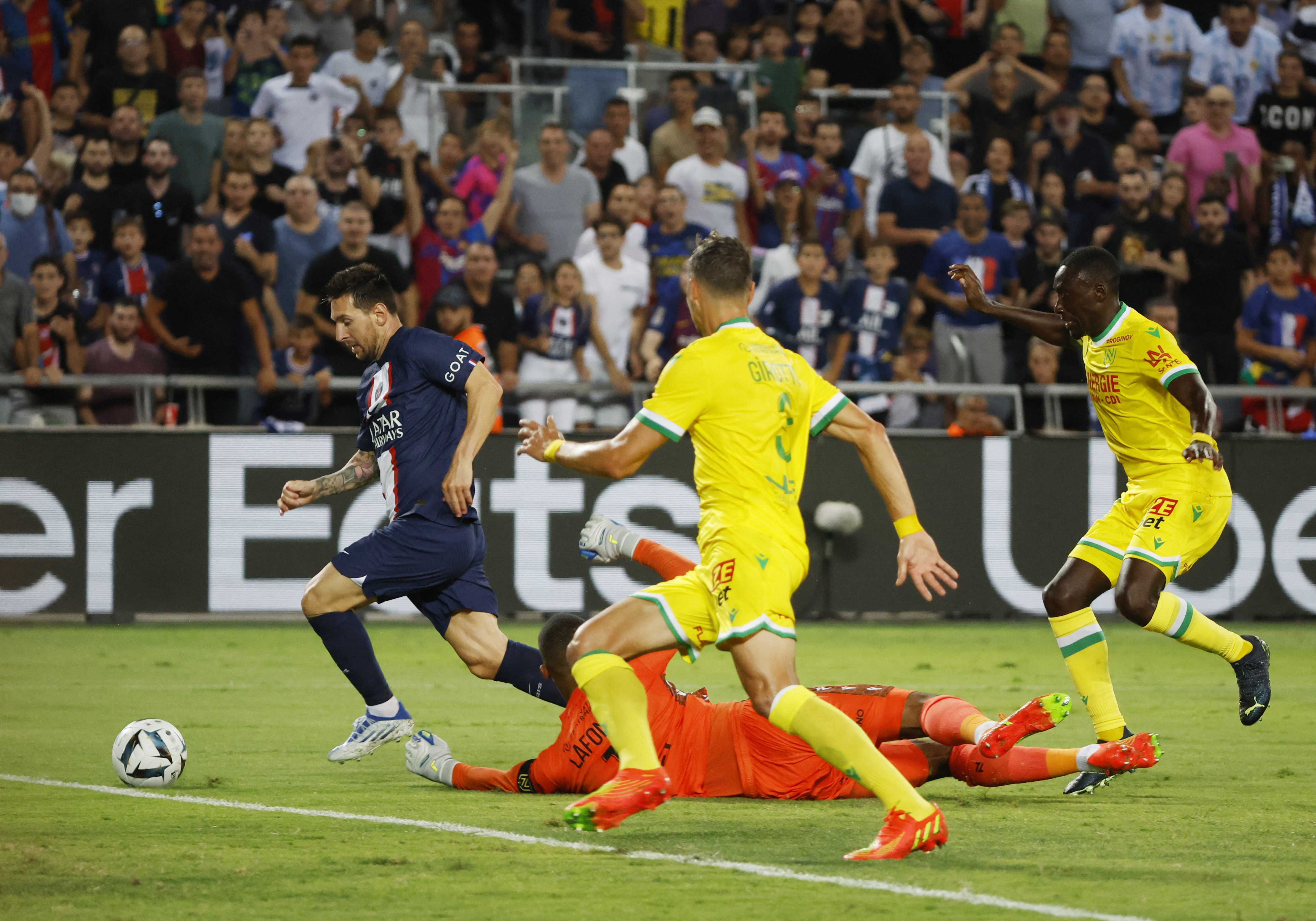 Messi ya desparramó al arquero Lafont y se apresta a gritar el 1-0 (REUTERS/Ammar Awad)