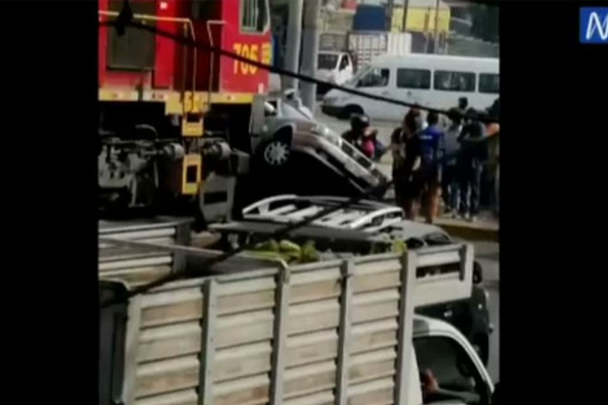 El Agustino Auto Fue Impactado Por El Ferrocarril Despistado Chofer Dice Que No Escuchó La 2283