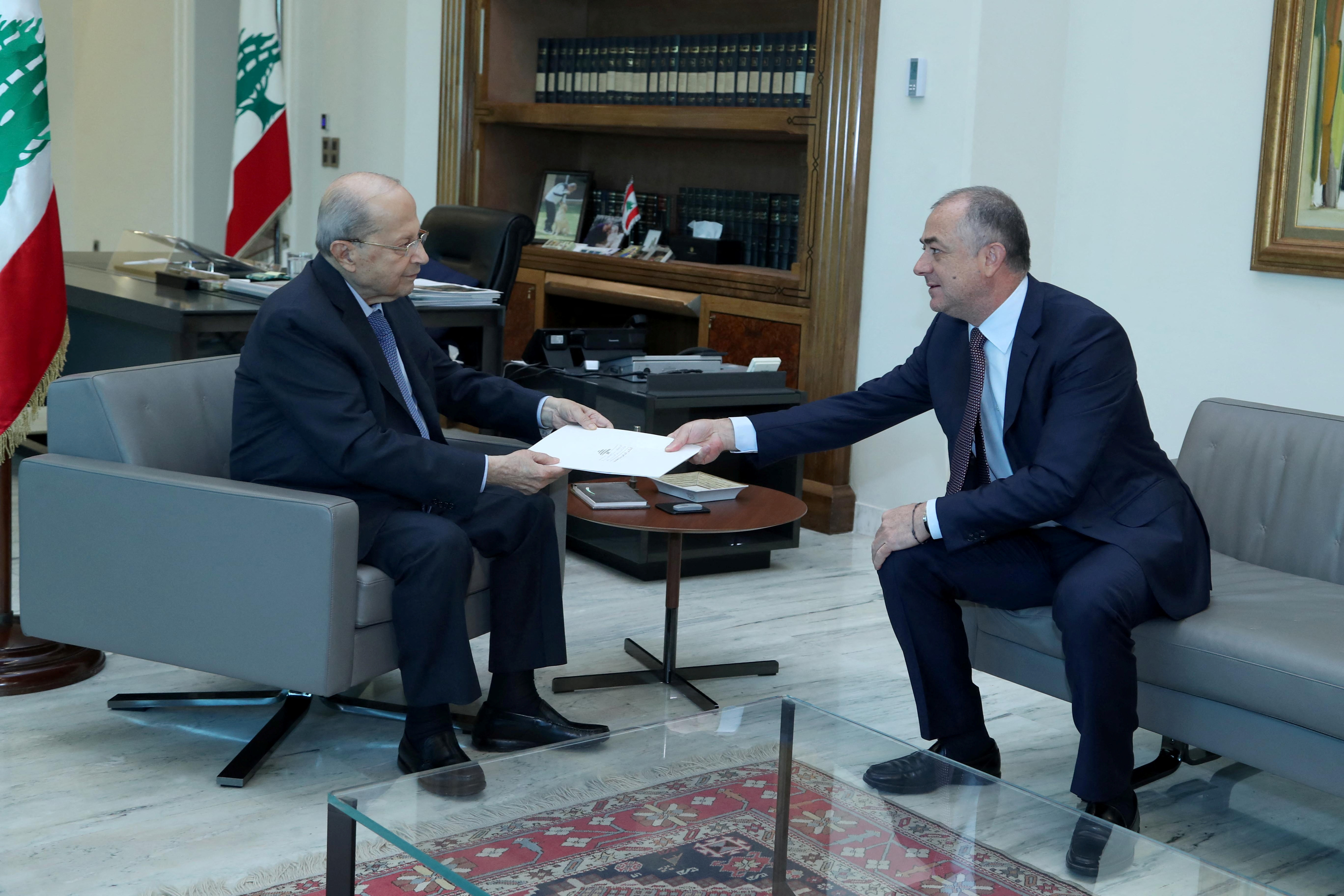 El presidente libanés, Michel Aoun, se reúne con el vicepresidente del parlamento, Elias Bou Saab, el principal negociador de un acuerdo fronterizo marítimo mediado por Estados Unidos con Israel, en el palacio presidencial en Baabda, Líbano (Reuters)