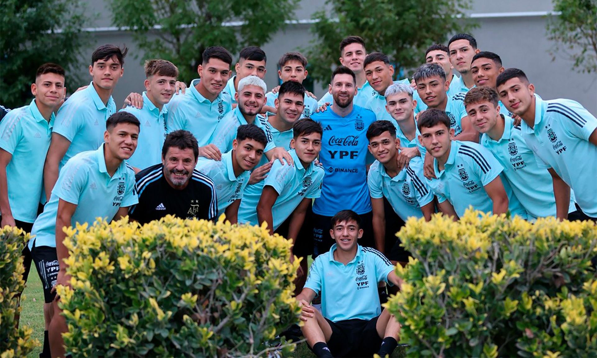 La historia detrás de la foto de Lionel Messi con los chicos de la Sub 17 y el gran elogio de Di María a una de las máximas promesas