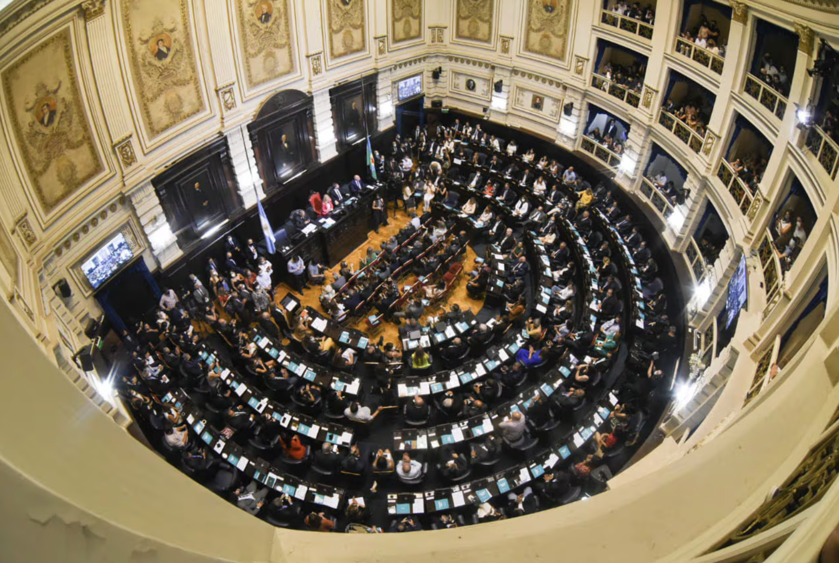 Legislatura bonaerense: cu&aacute;ntos empleados tiene y cu&aacute;l es el costo diario por cada diputado y senador