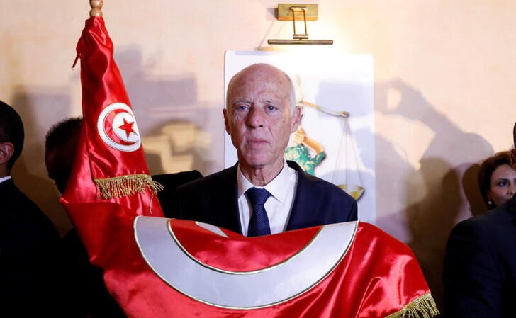 En medio de las acusaciones de fraude, Túnez aprobó una nueva Constitución que otorga más poderes al presidente 