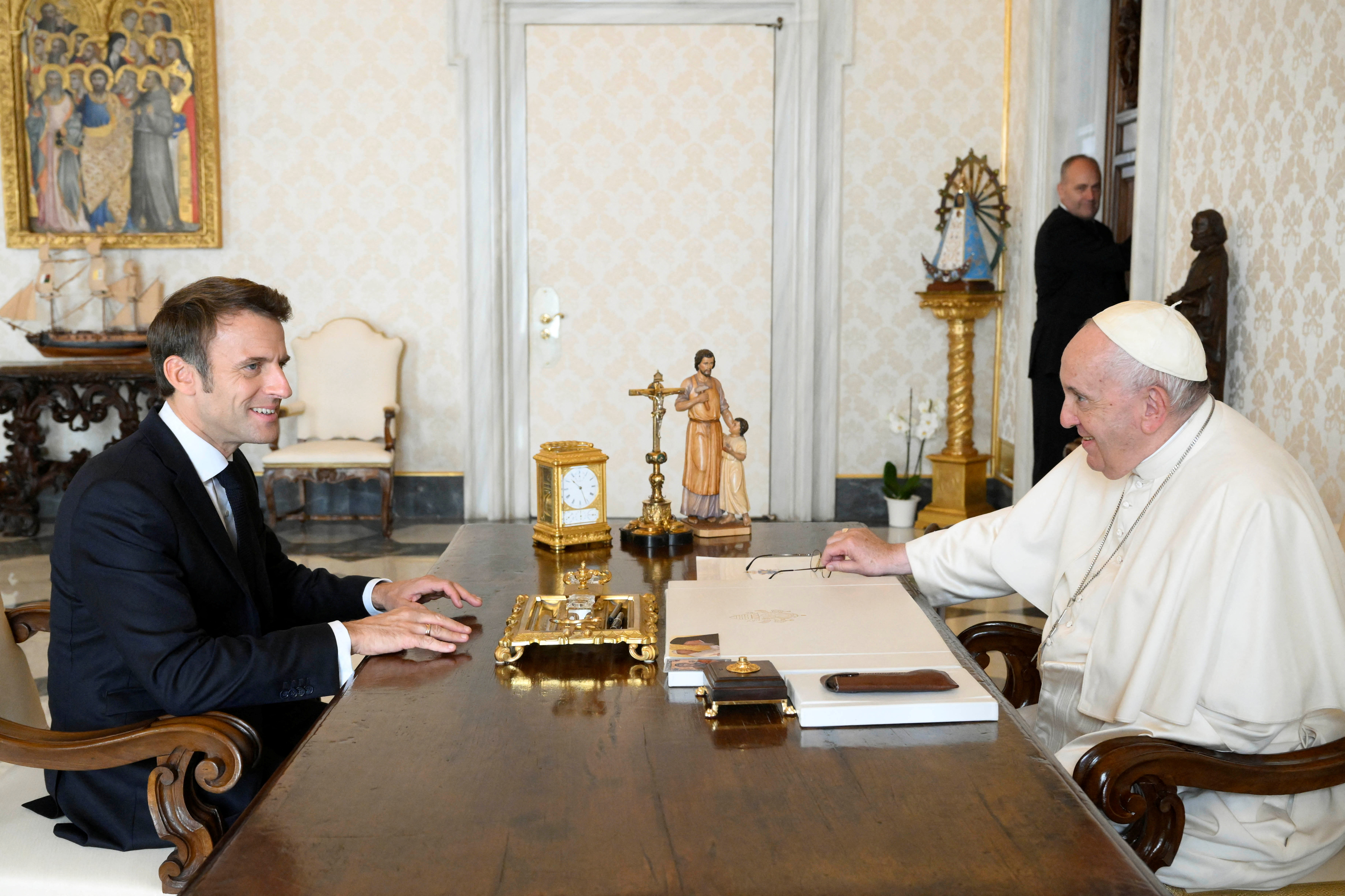 Macron y el Papa durante su audiencia privada (Vatican Media/REUTERS)