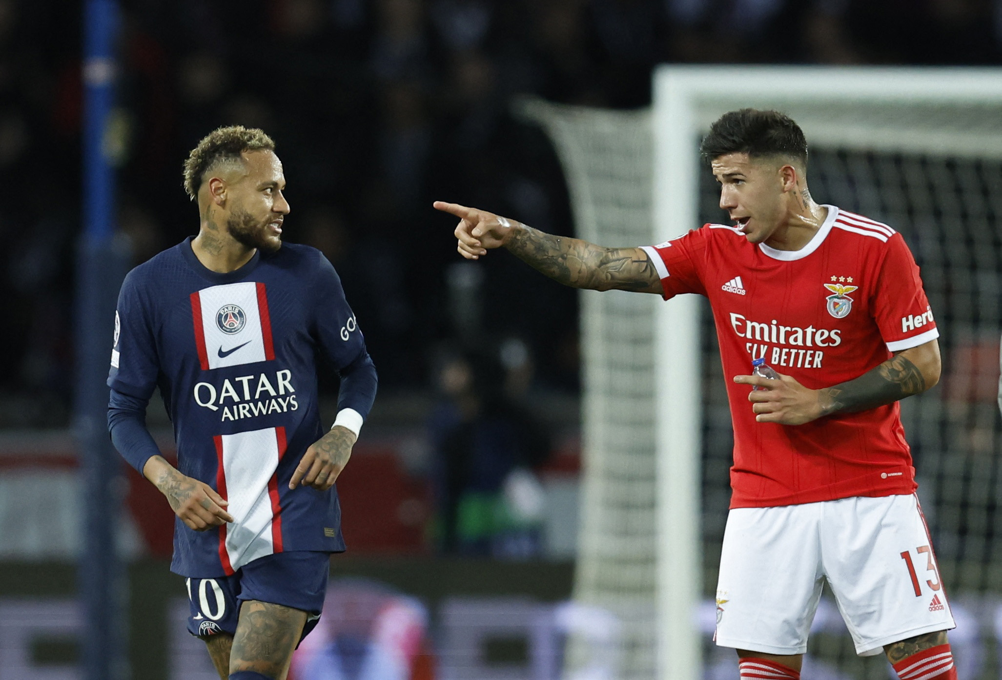 Fernández y Neymar tuvieron más de un cruce durante el partido entre PSG y Benfica (REUTERS/Gonzalo Fuentes)