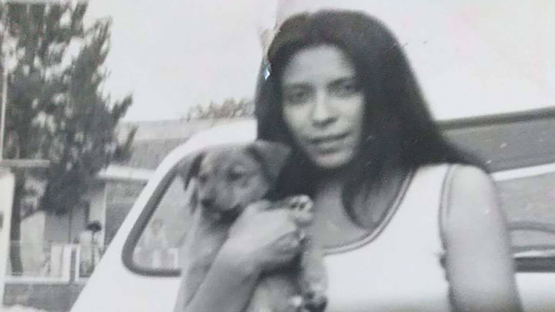 Ana María Maidana apenas unas semanas antes del tornado junto a su mascota, que desapareció con la tragedia
