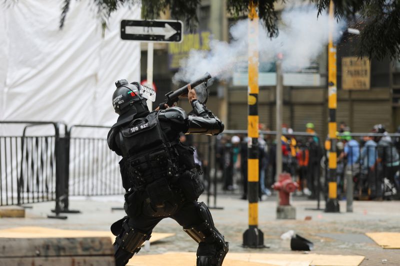 Foto de archivo. Un miembro del Escuadrón Móvil Antidisturbios (ESMAD) de la Policía Nacional dispara una gas lagrimógeno para dispersar a un grupo de manifestantes en Bogotá, Colombia, 28 de abril, 2021.  REUTERS/Luisa González