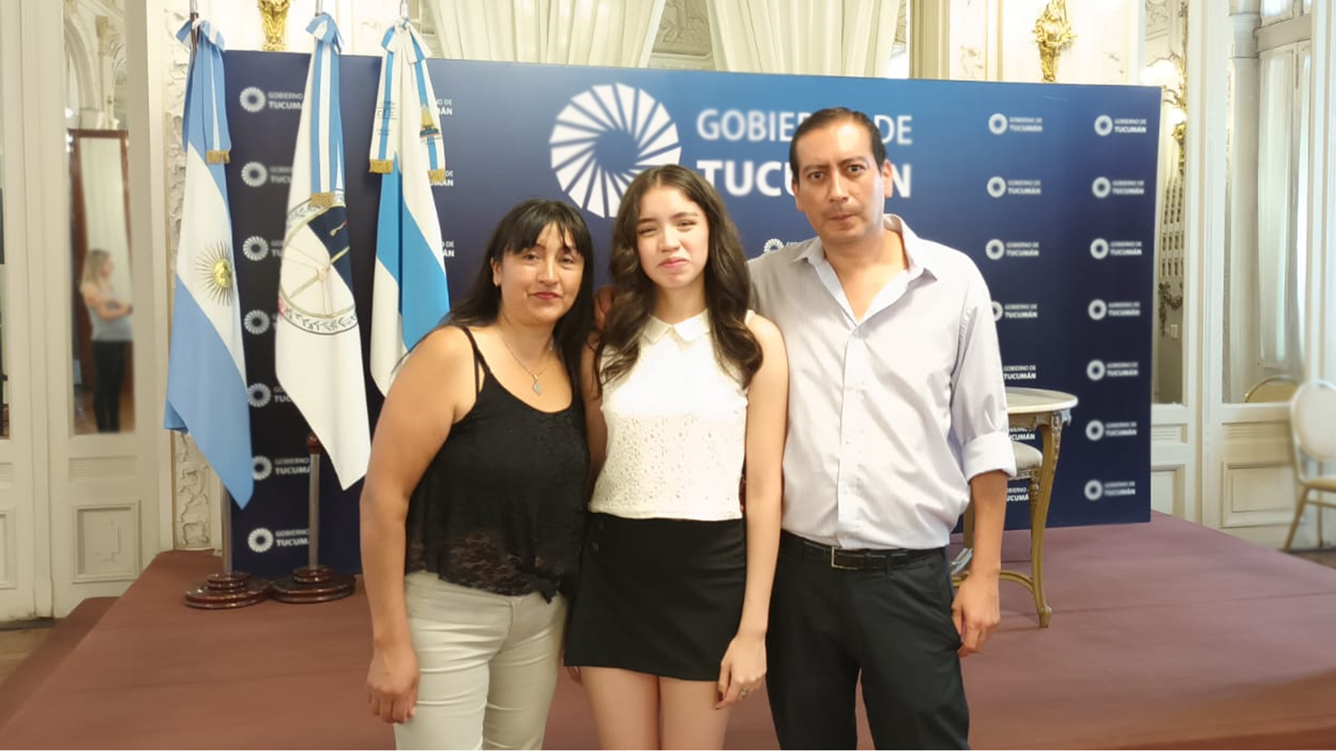 Rocío Jiménez con sus padres, Miguel y Gladys, el día que recibió el reconocimiento "Orgullo Tucumano" que le entregó el ministro de Educación de esa provincia, Juan Pablo Lichtmajer, por su destacada trayectoria educativa 