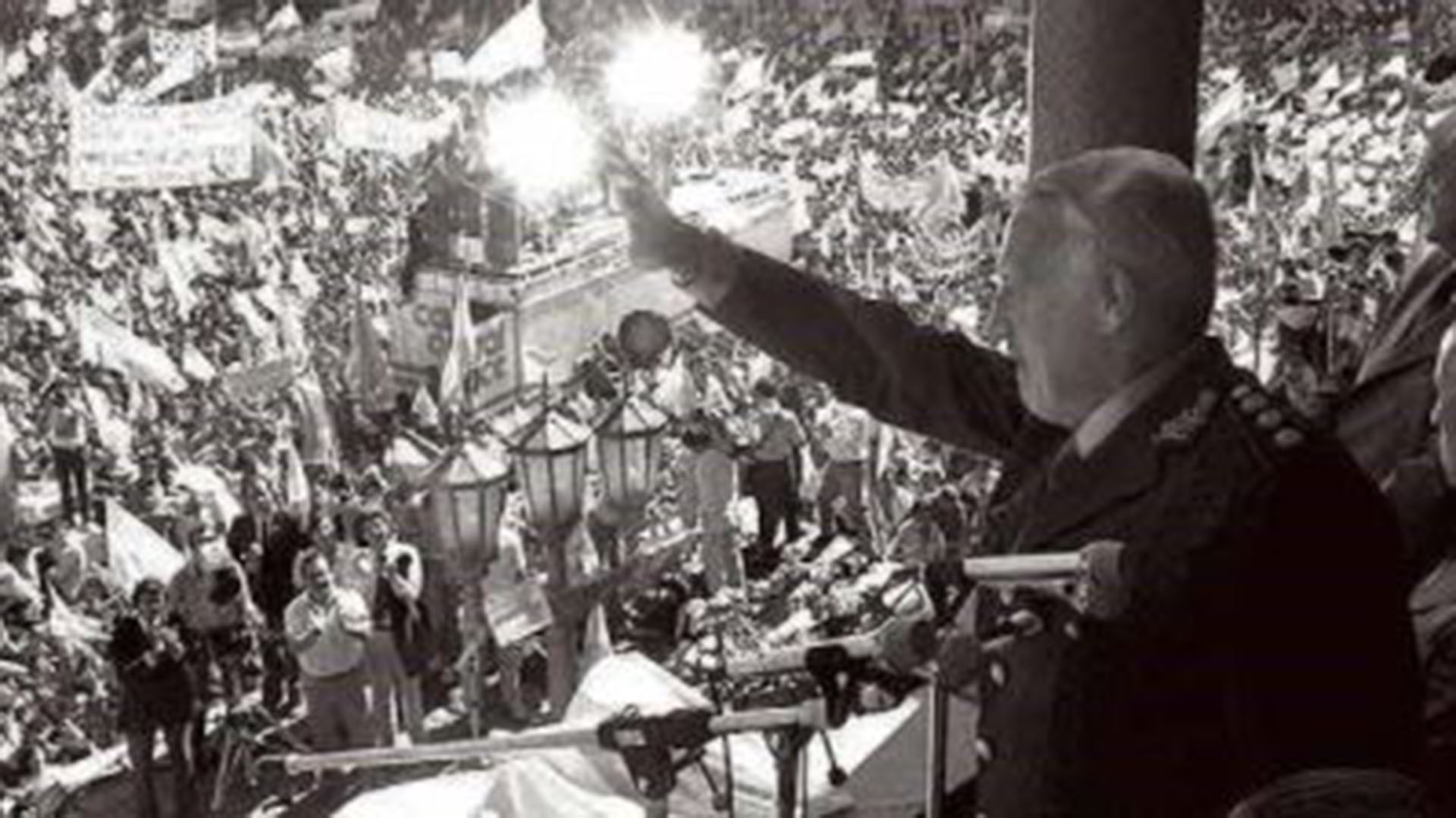 Galtieri en el balcón de la Casa Rosada saludó a la multitud que lo vitoreaba