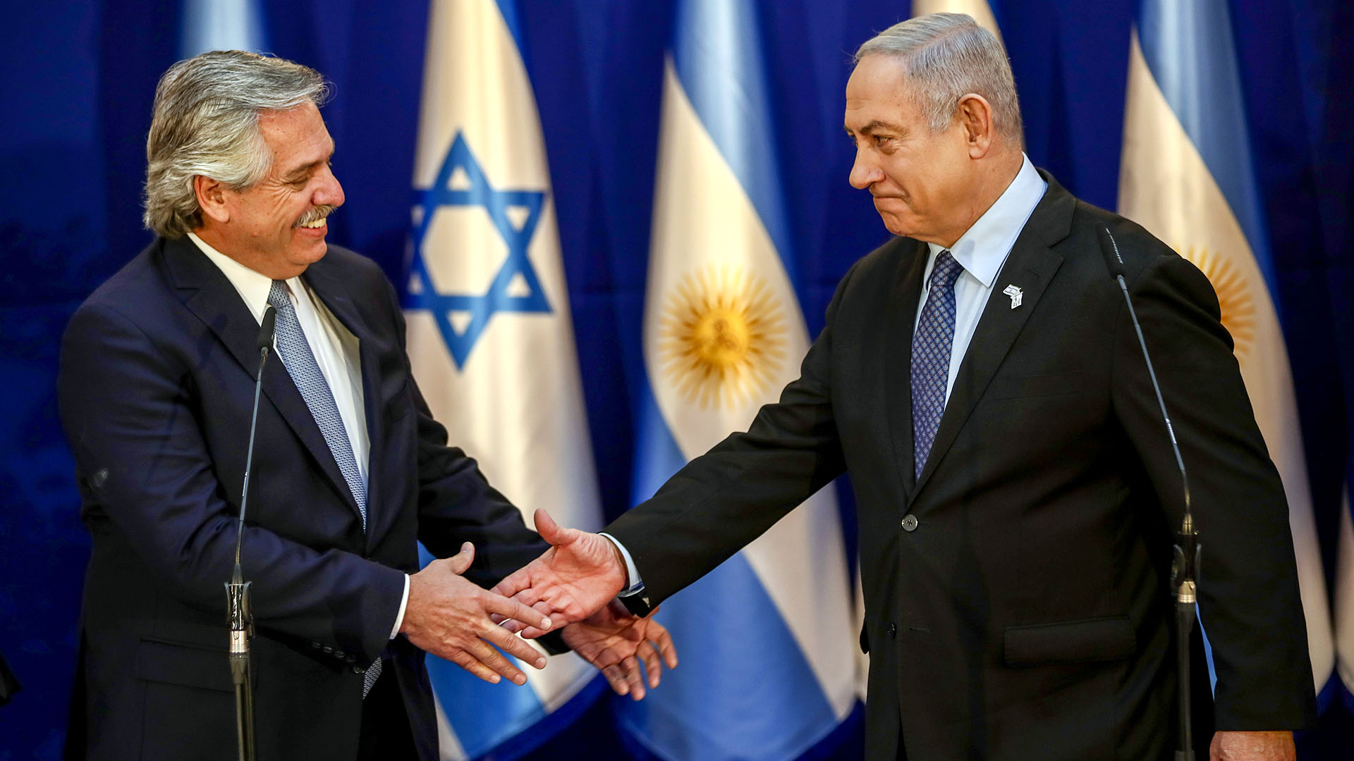 Alberto Fernández y Benjamin Netanyahu (Photo by Oded Balilty / POOL / AFP)