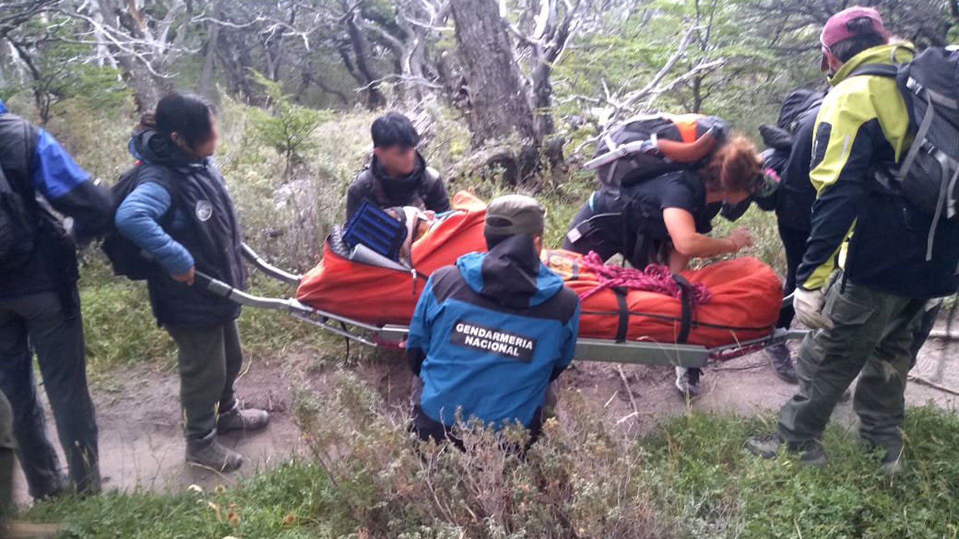 La turista de 56 años, fue evacuada en una camilla que los rescatistas de Gendarmería y Parques Nacionales llevaron a pulso durante 10 kilómetros