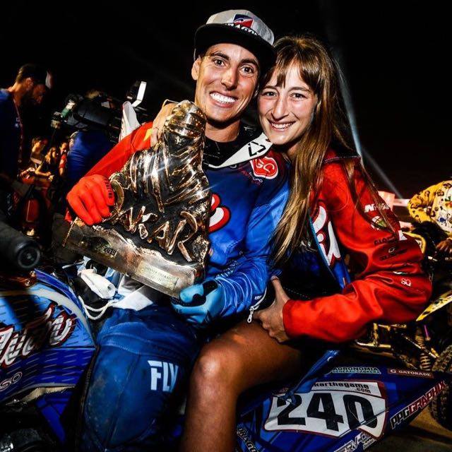 Nicolás y Valentina con el mítico Touareg, el trofeo al ganador del Rally Dakar (Nicolás Cavigliaso)