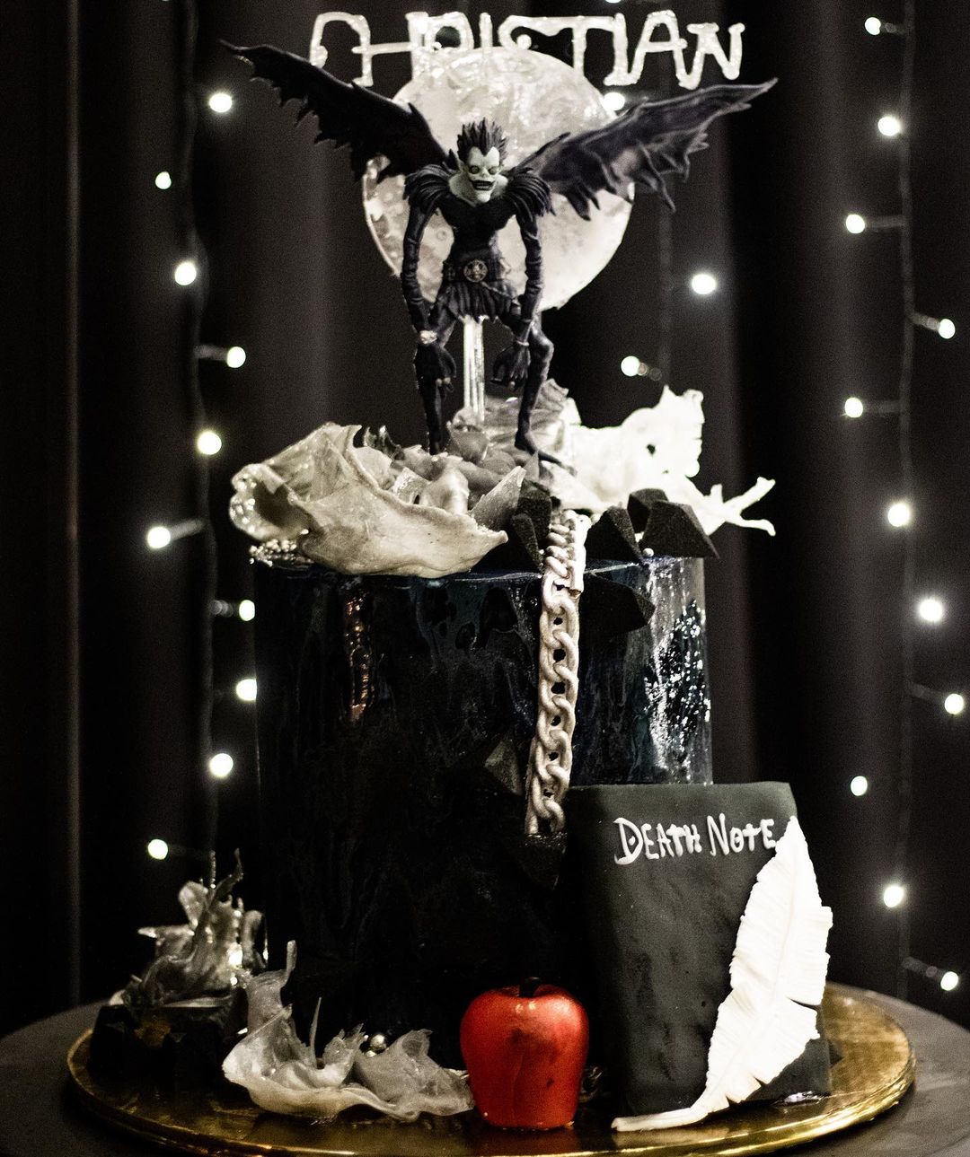 Un pastel que destaca por su estética oscura refleja la afición de Nodal por la serie Death Note (Foto: Instagram @sugarandsoul)