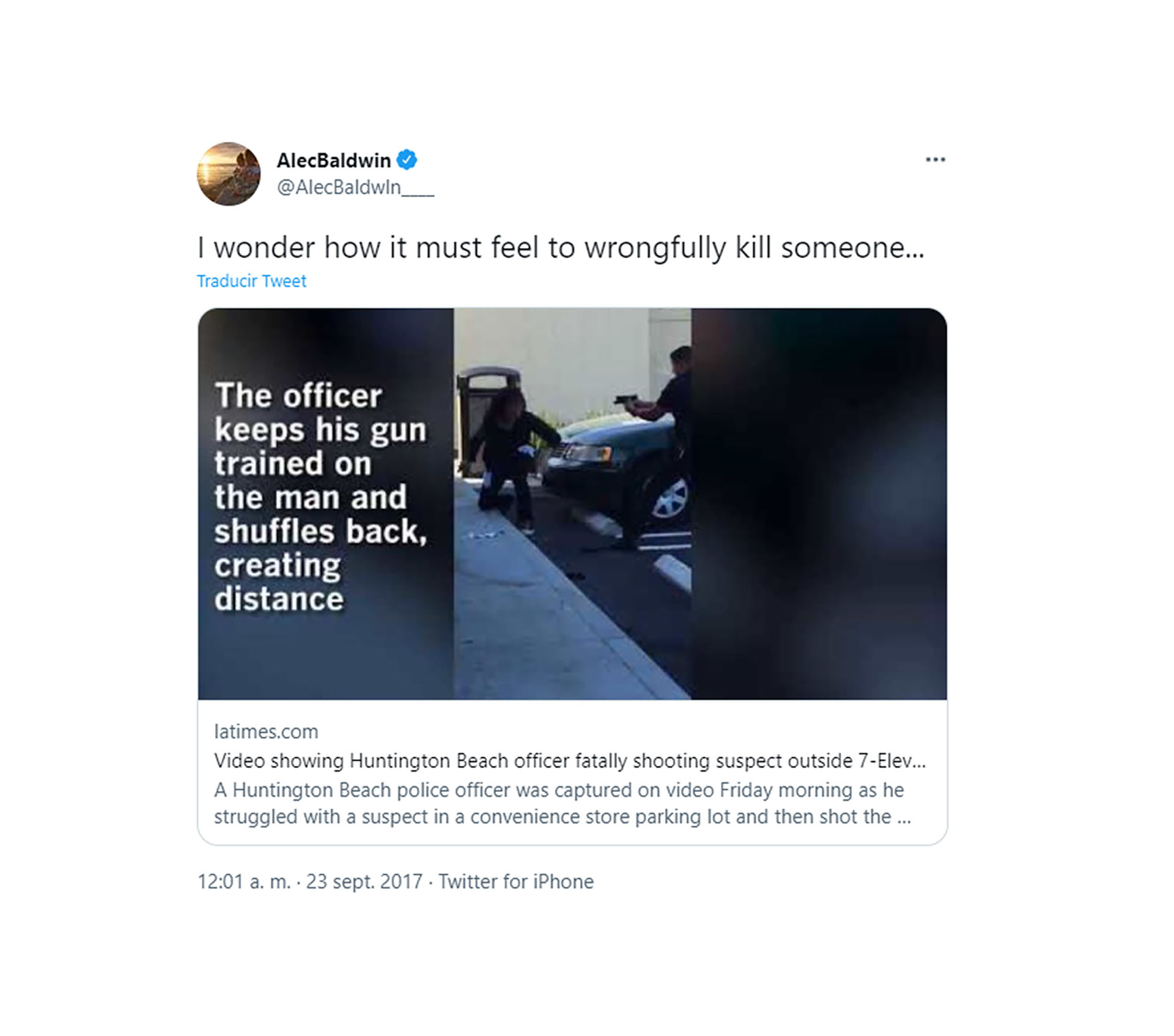 El mensaje que Alec Baldwin escribió en su perfil de Twitter en 2017 cuando se conoció la noticia de que un policía había disparado accidentalmente contra un hombre y le había dado muerte (Twitter)