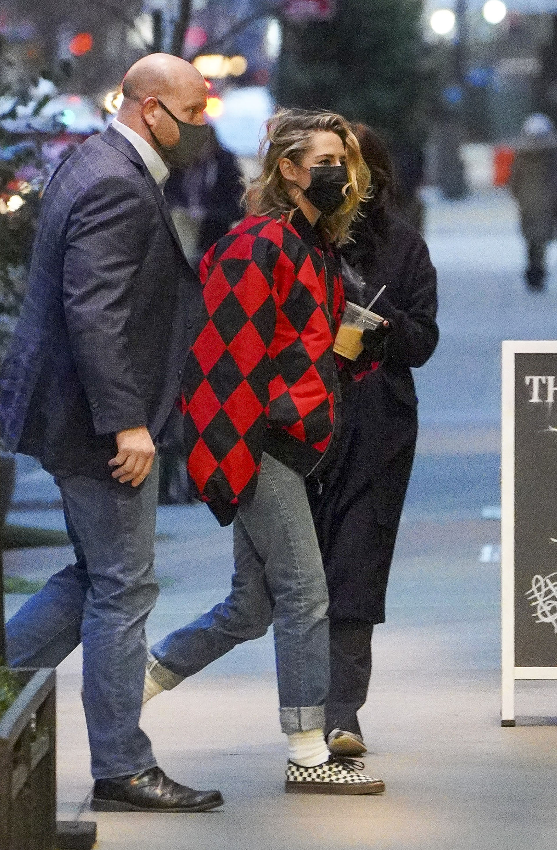 Kristen Stewart fue fotografiada mientras daba un paseo por las calles de Nueva York y se detuvo a comprar jugo para llevar y seguir su camino. La actriz lució un jean, campera roja y negra con rombos y tapabocas. Además, se abrigó con guantes de lana  (Fotos: The Grosby Group)