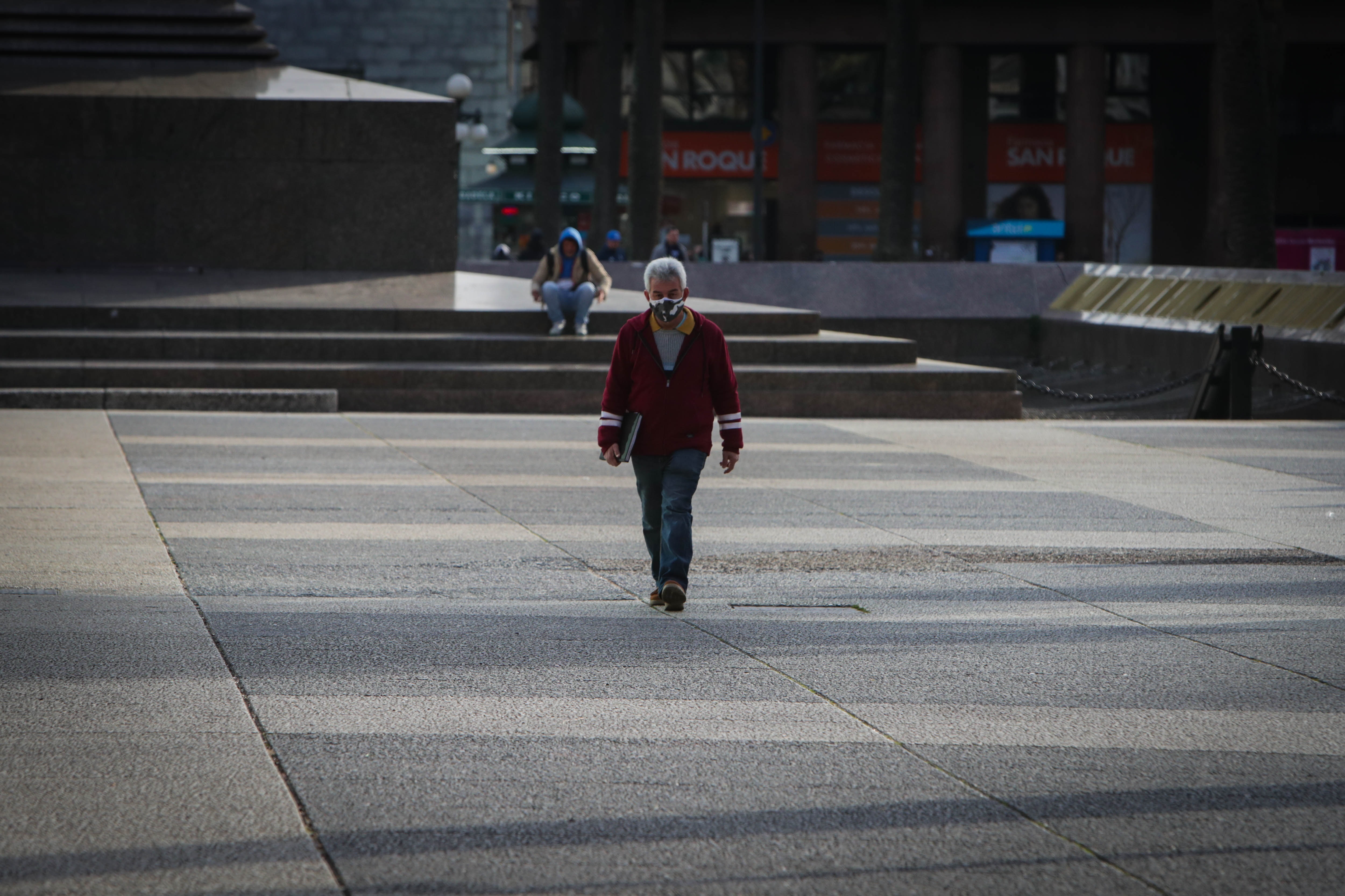 Un hombre con tapabocas camina en la Plaza Independencia de Montevideo (Uruguay). EFE/Federico Anfitti/Archivo
