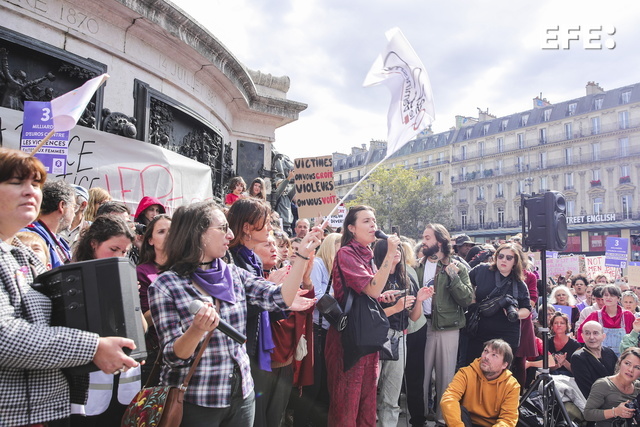 Miles de manifestantes en París muestran su apoyo a Gisèle Pelicot, la mujer drogada y violada por decenas de hombres