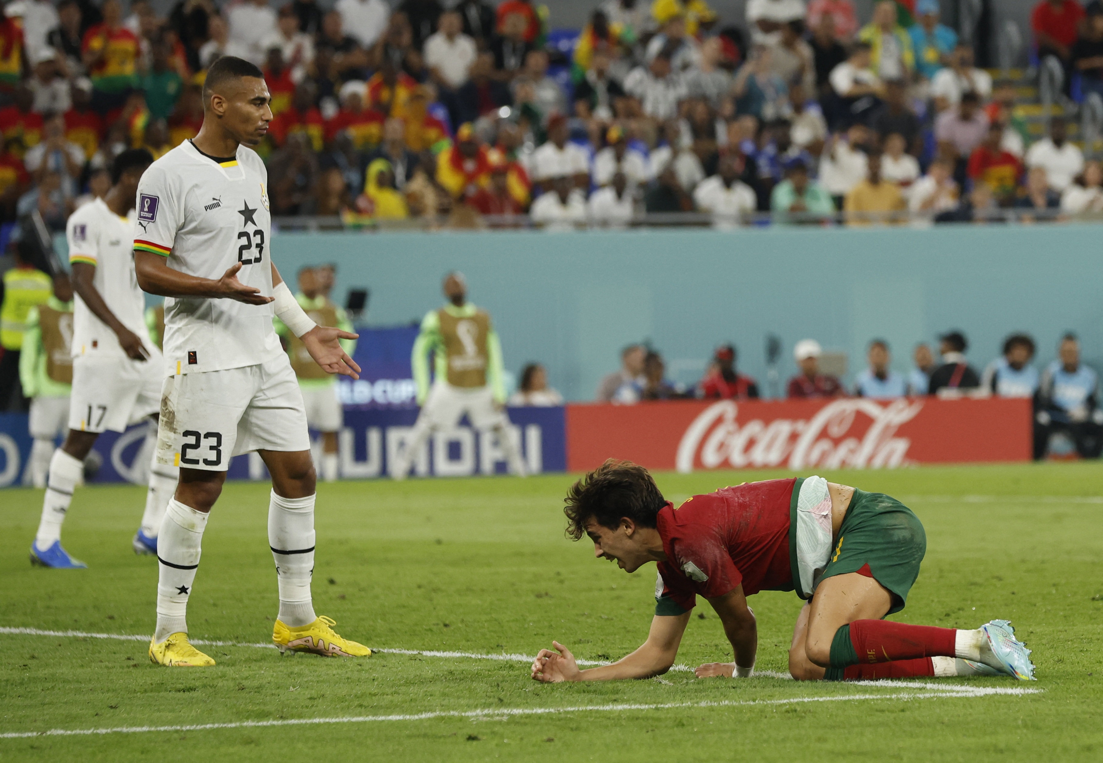 Joao Félix acusó un golpe de su rival. Foto: REUTERS/Albert Gea