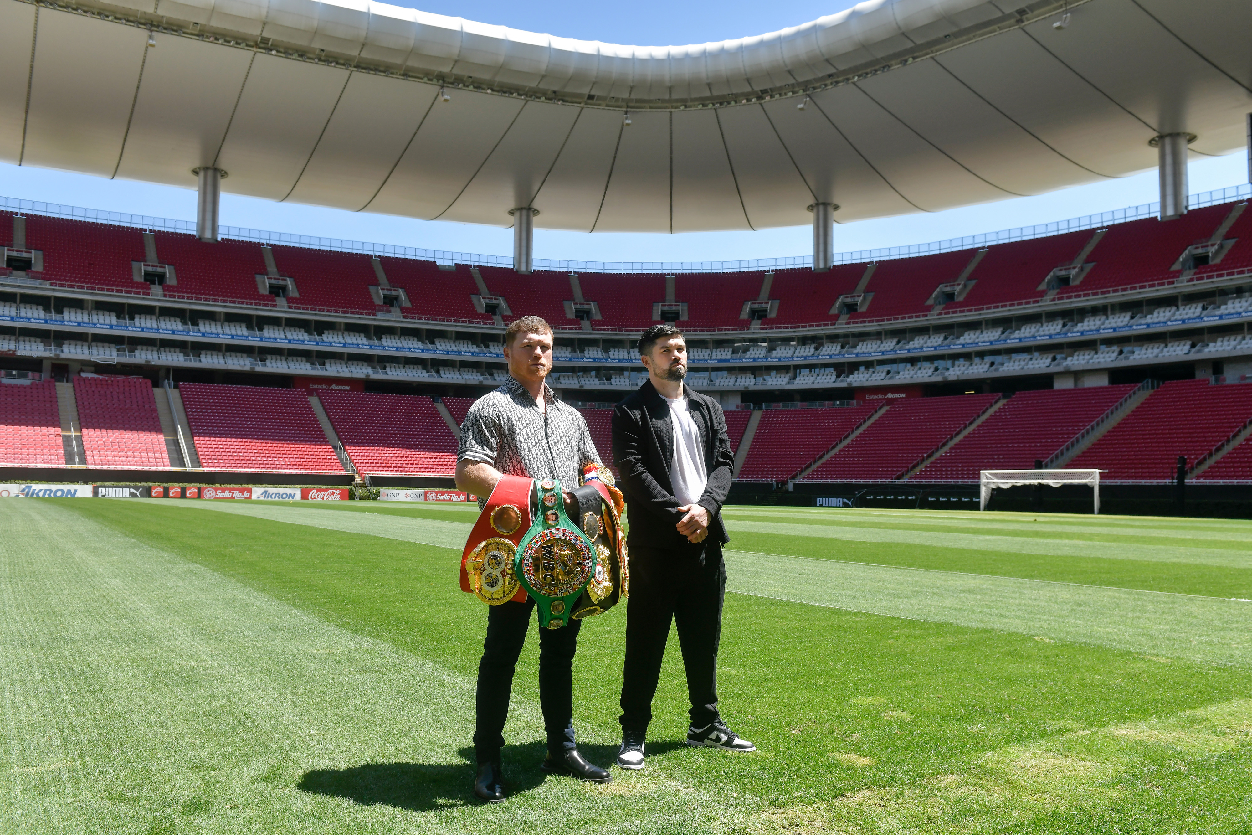 Saúl "Canelo" Álvarez y John Ryder en la cancha del Estadio Akron, lugar donde se realizará la pelea el 6 de mayo (Jair Ramírez/ cortesía TV Azteca)