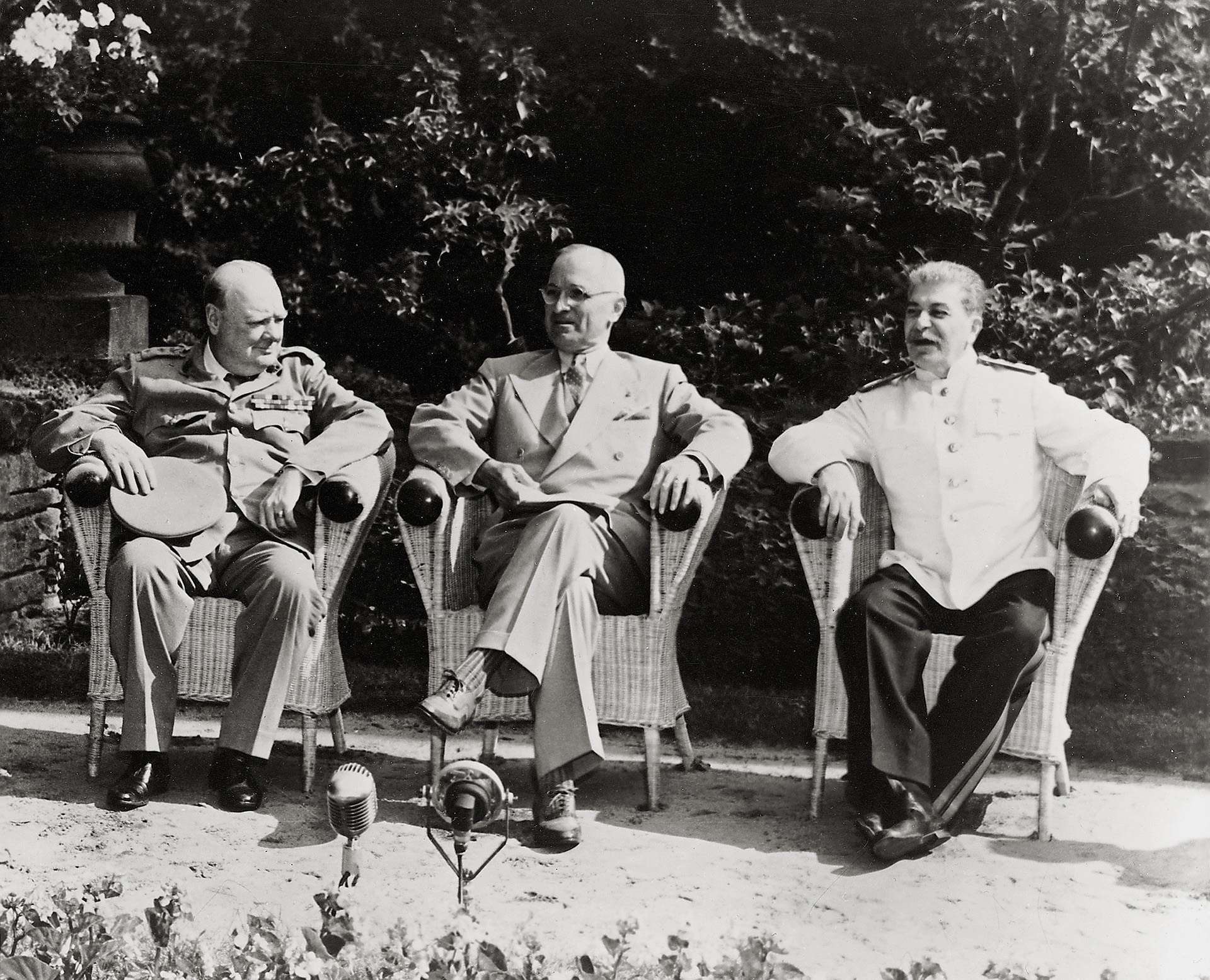 La reunión de los tres líderes en Potsdam: el primer ministro británico Winston Churchill, el presidente norteamericano Harry S Truman y el líder soviético José Stalin (Imagno/Getty Images)