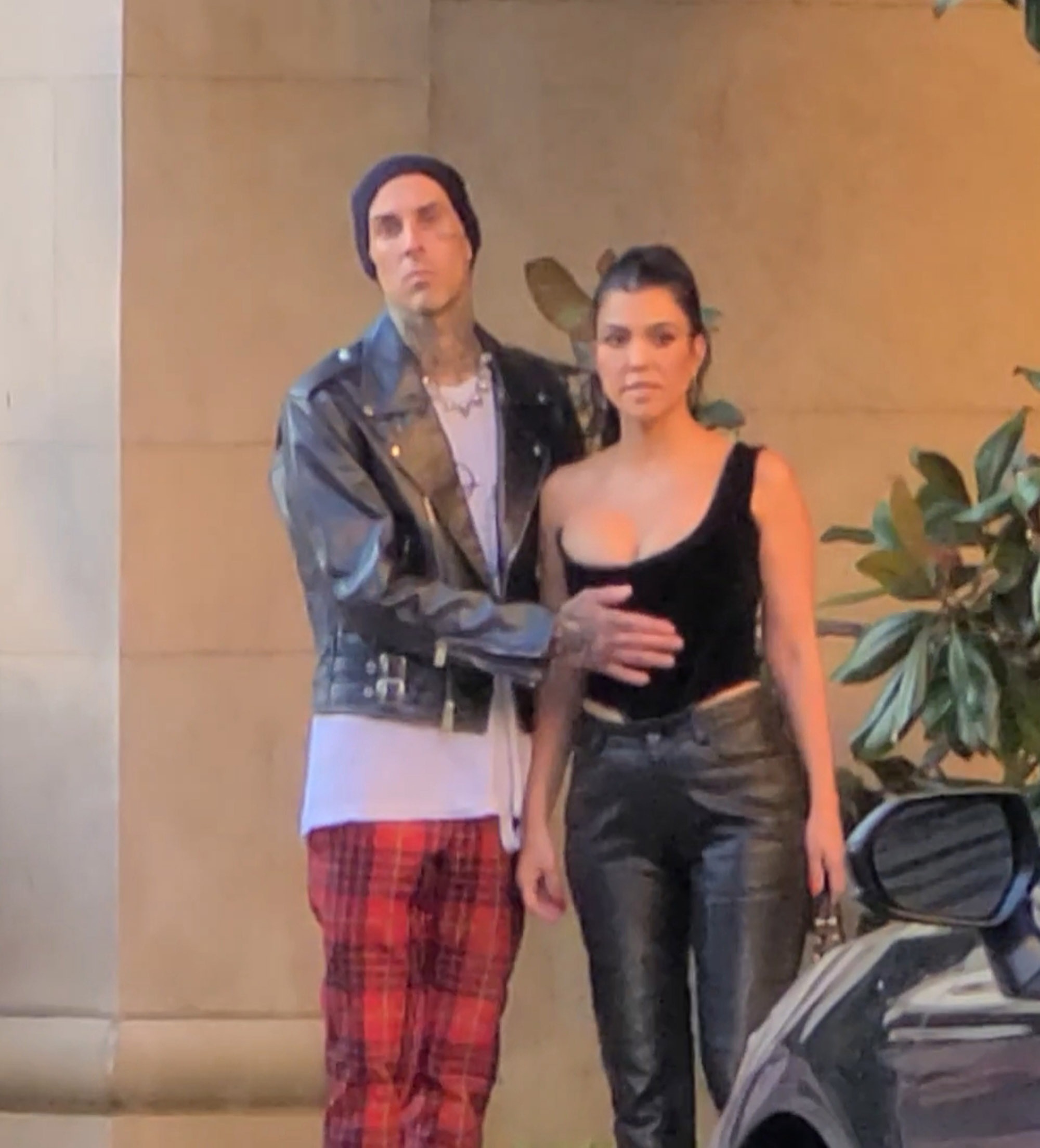 Kourtney Kardashian y Travis Barker viajaron a Las Vegas y fueron fotografiados cuando salían del hotel en el que se hospedan. Ella lució un look total black de pantalón de cuero y remera de un solo hombro, mientras que él optó por un pantalón rojo a cuadros, remera blanca y campera negra de cuero
