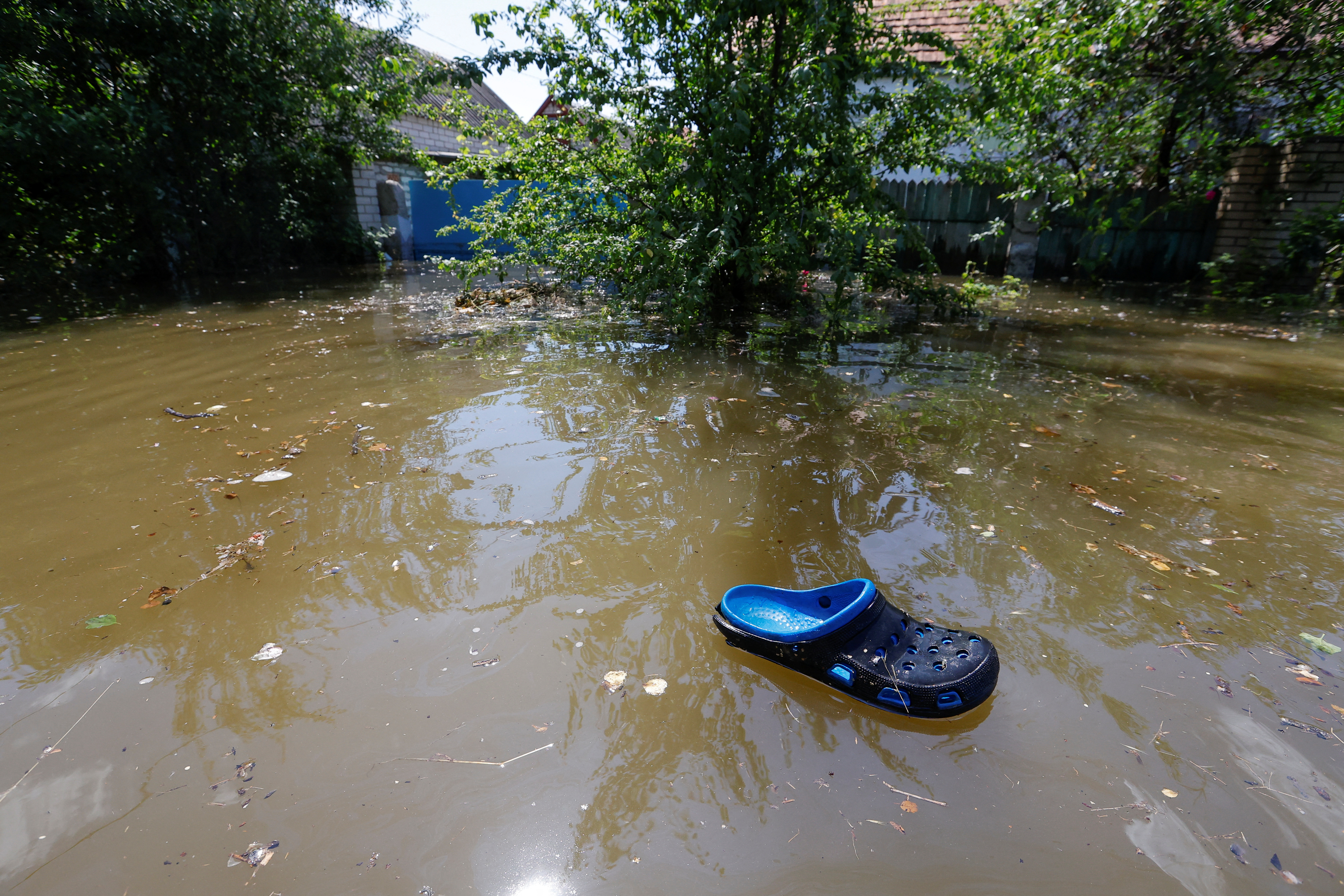 “Hasta ahora, 24 localidades en Ucrania han sido inundadas”, dijo el ministro del Interior, Igor Klymenko, y hubo que evacuar a más de 17.000 civiles de las zonas anegadas, según el fiscal general.

