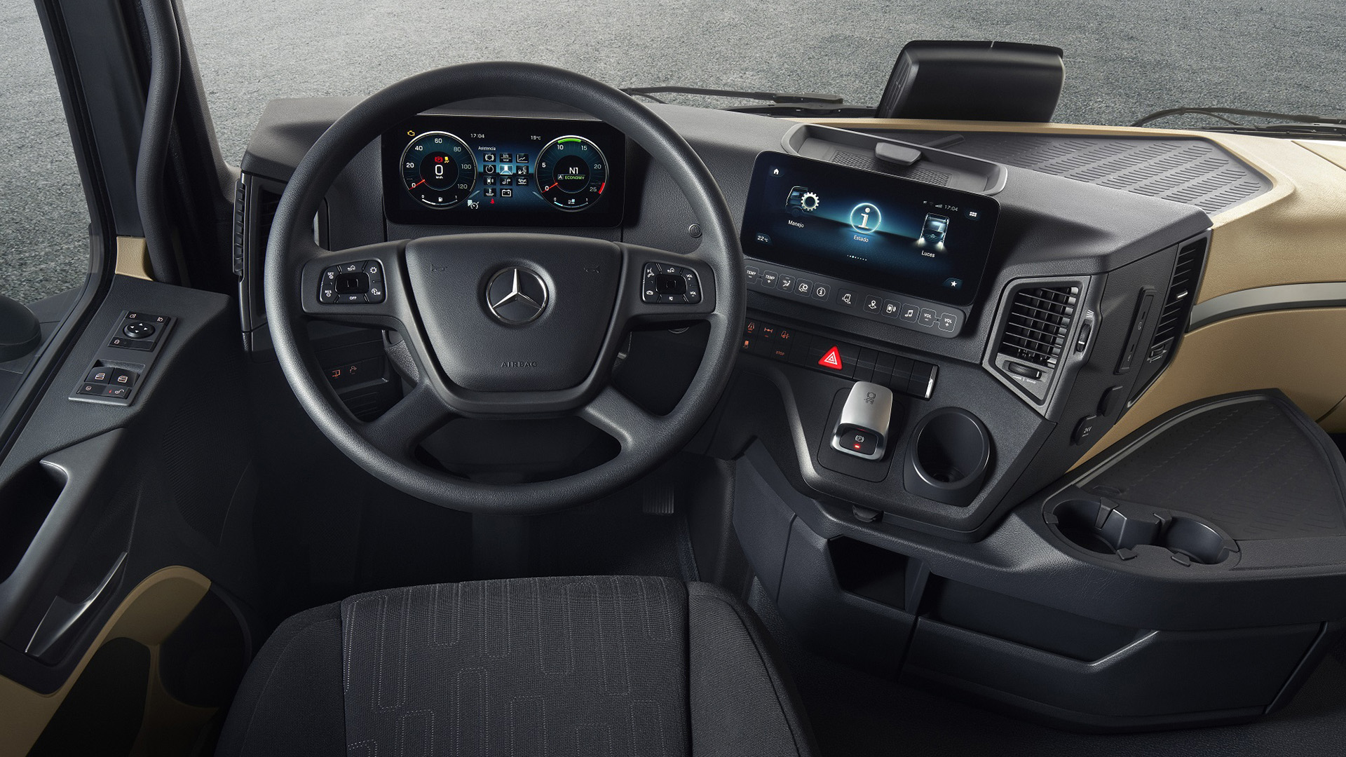 Equipamiento interior con tecnología Multimedia Cockpit con dos pantallas de 10”. (Crédito:  Mercedes-Benz Camiones y Buses)