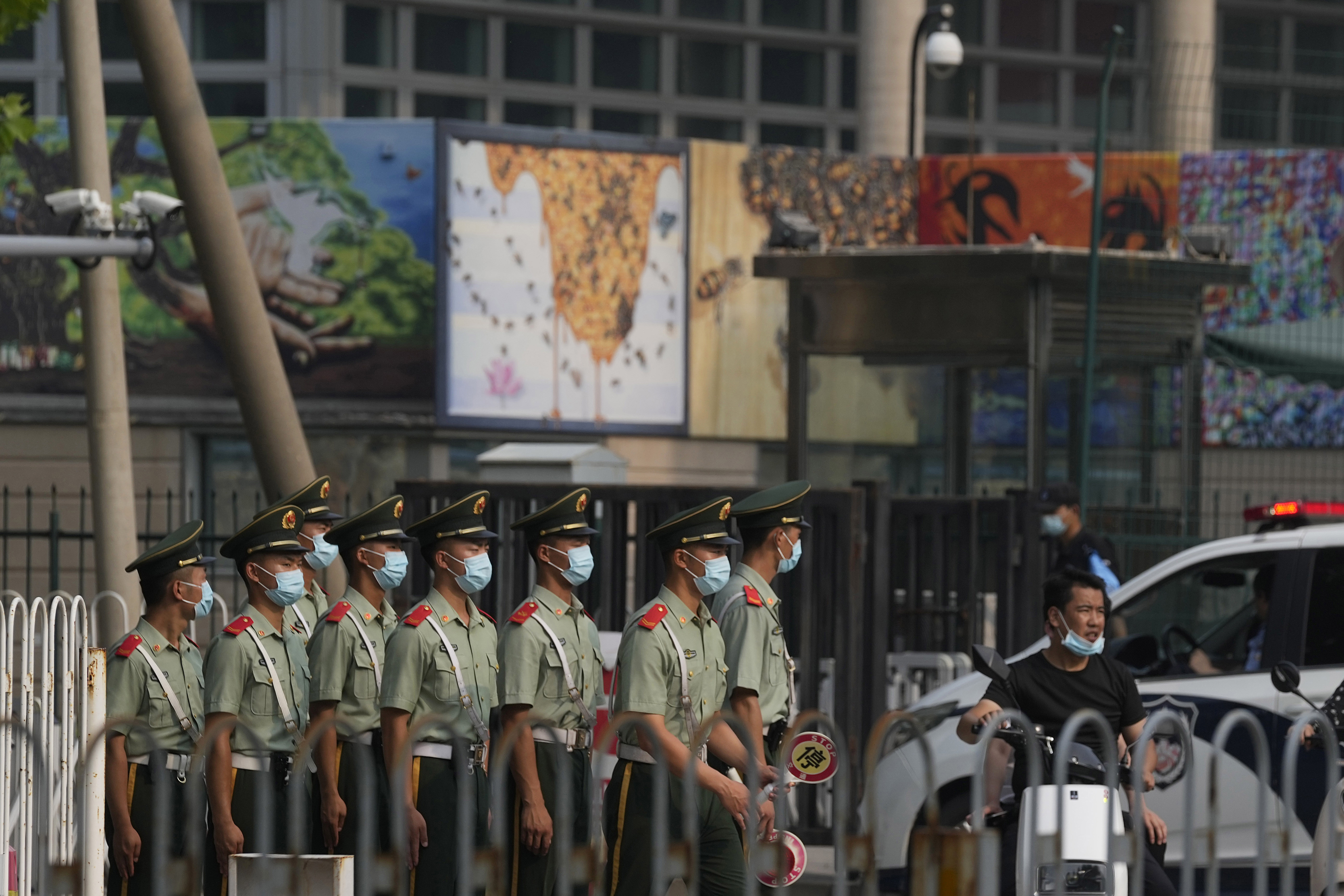 Policías paramilitares chinos marchan frente a la embajada de Estados Unidos en Beijing el miércoles tras la visita de Pelosi a Taiwán. (AP/Ng Han Guan)