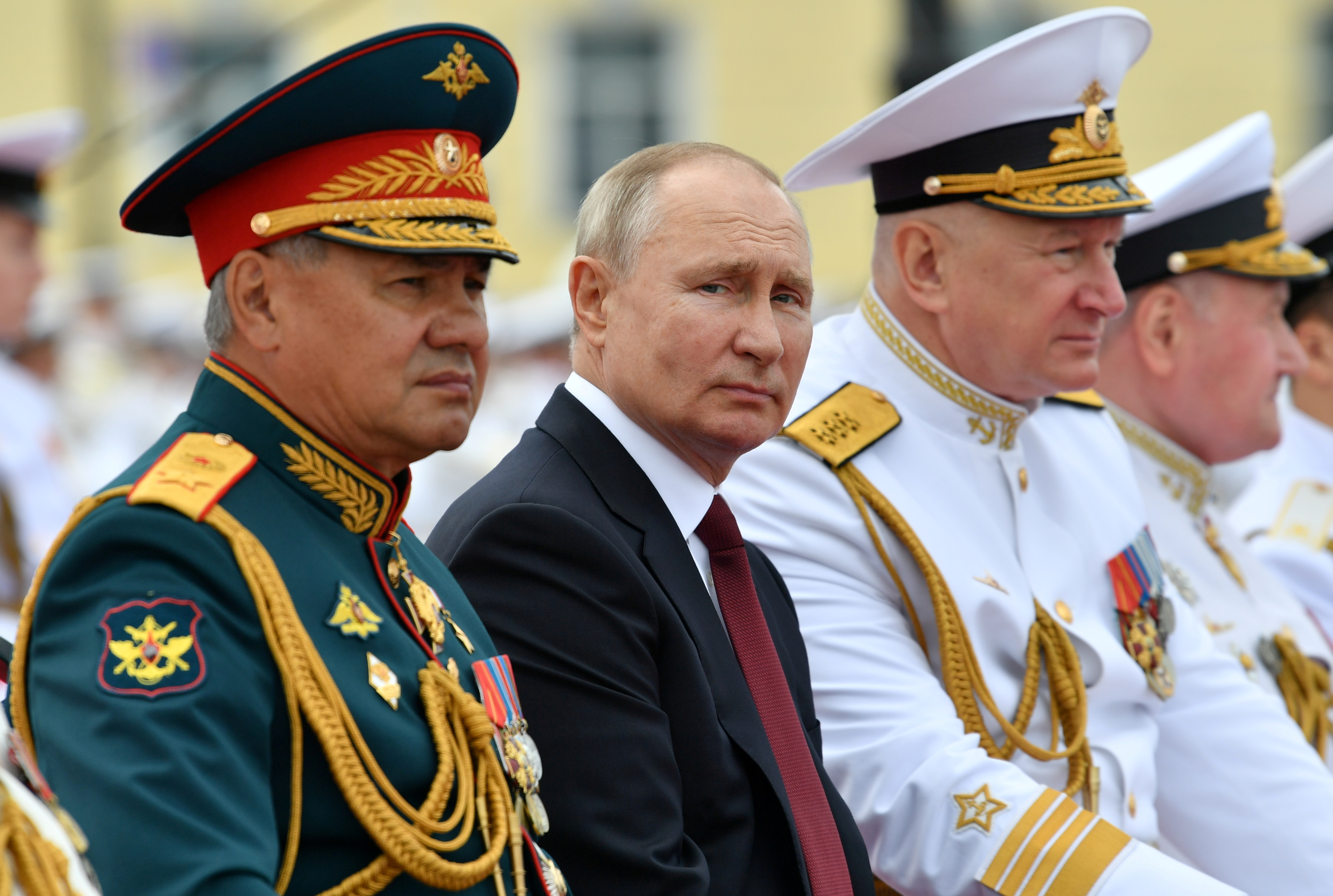 El presidente ruso Vladimir Putin, el ministro de Defensa Sergei Shoigu y el jefe de la Armada rusa Nikolai Yevmenov durante una parada de la marina en San Petersburgo en julio de 2021 (Sputnik/Aleksey Nikolsky/archivo)