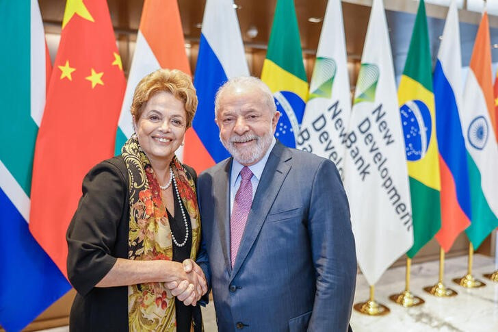 El presidente brasileño, Luiz Inácio Lula da Silva (dcha), y la presidenta del Nuevo Banco de Desarrollo, Dilma Rousseff, posan ante las cámaras en Shanghái, China. 13 abril 2023 (Ricardo Stuckert/entrega vía Reuters)