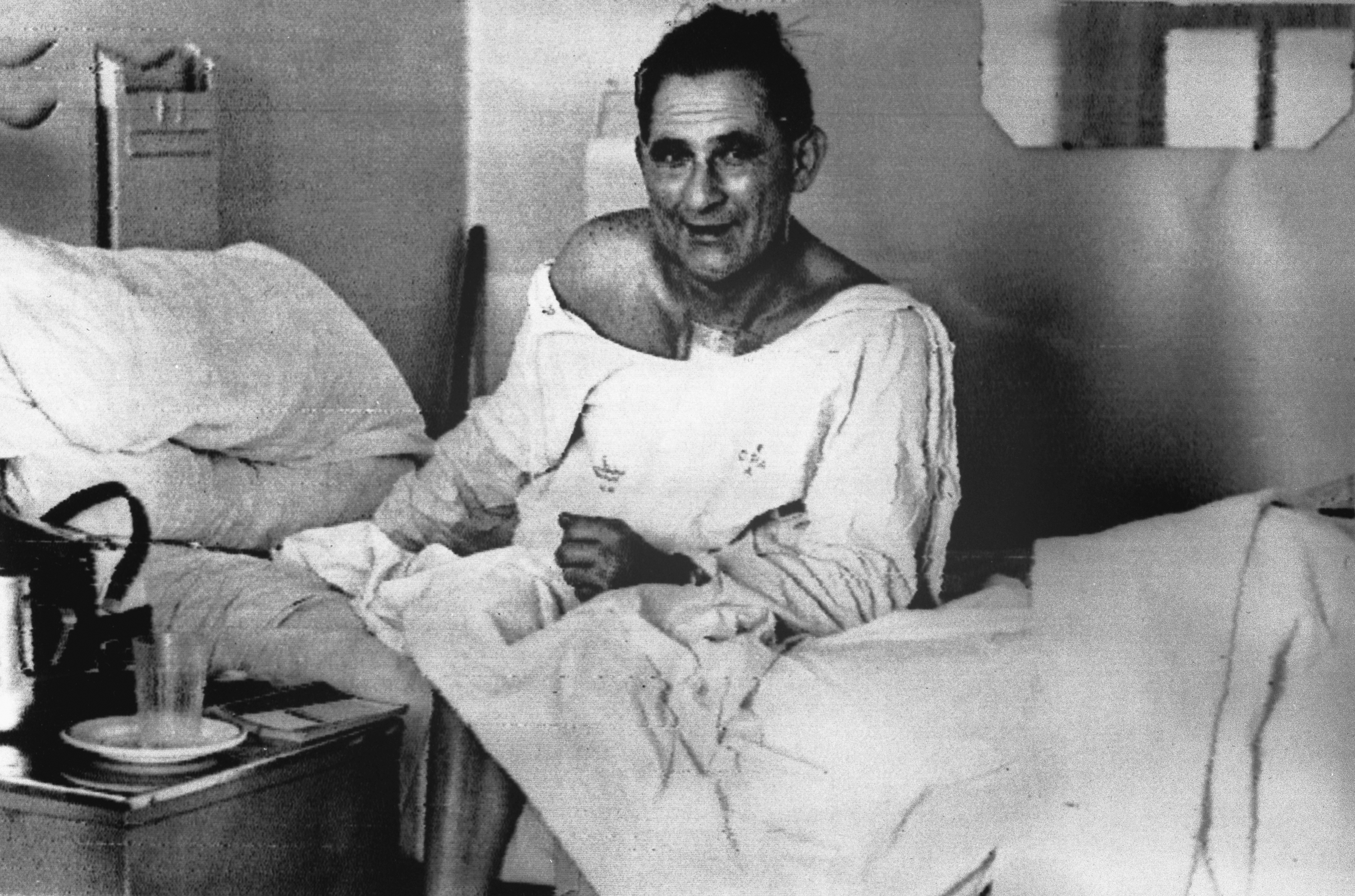 Louis Washkansky, el paciente trasplantado en la cama del hospital