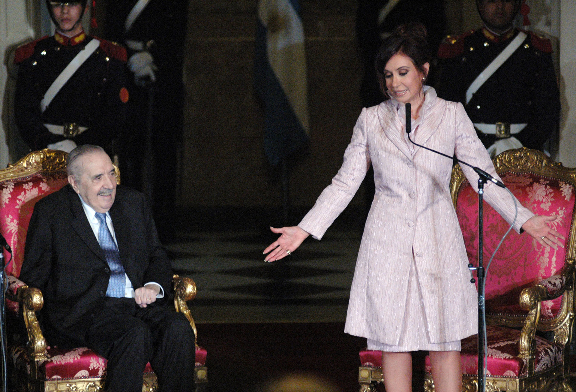 Cristina Fernández en el homenaje a Raúl Alfonsín en el Salón de Bustos de la Casa Rosada, en 2008. (Marcelo Capece)