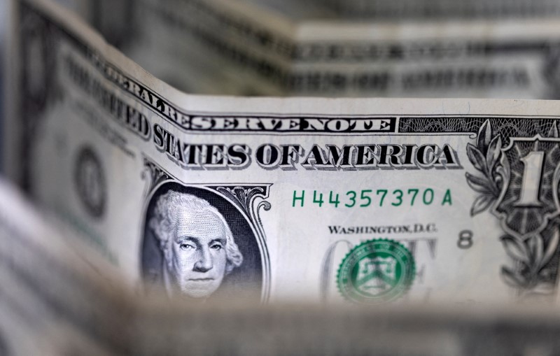 FOTO DE ARCHIVO. Billetes de dólar estadounidense. Imagen tomada el 14 de febrero de 2022. REUTERS