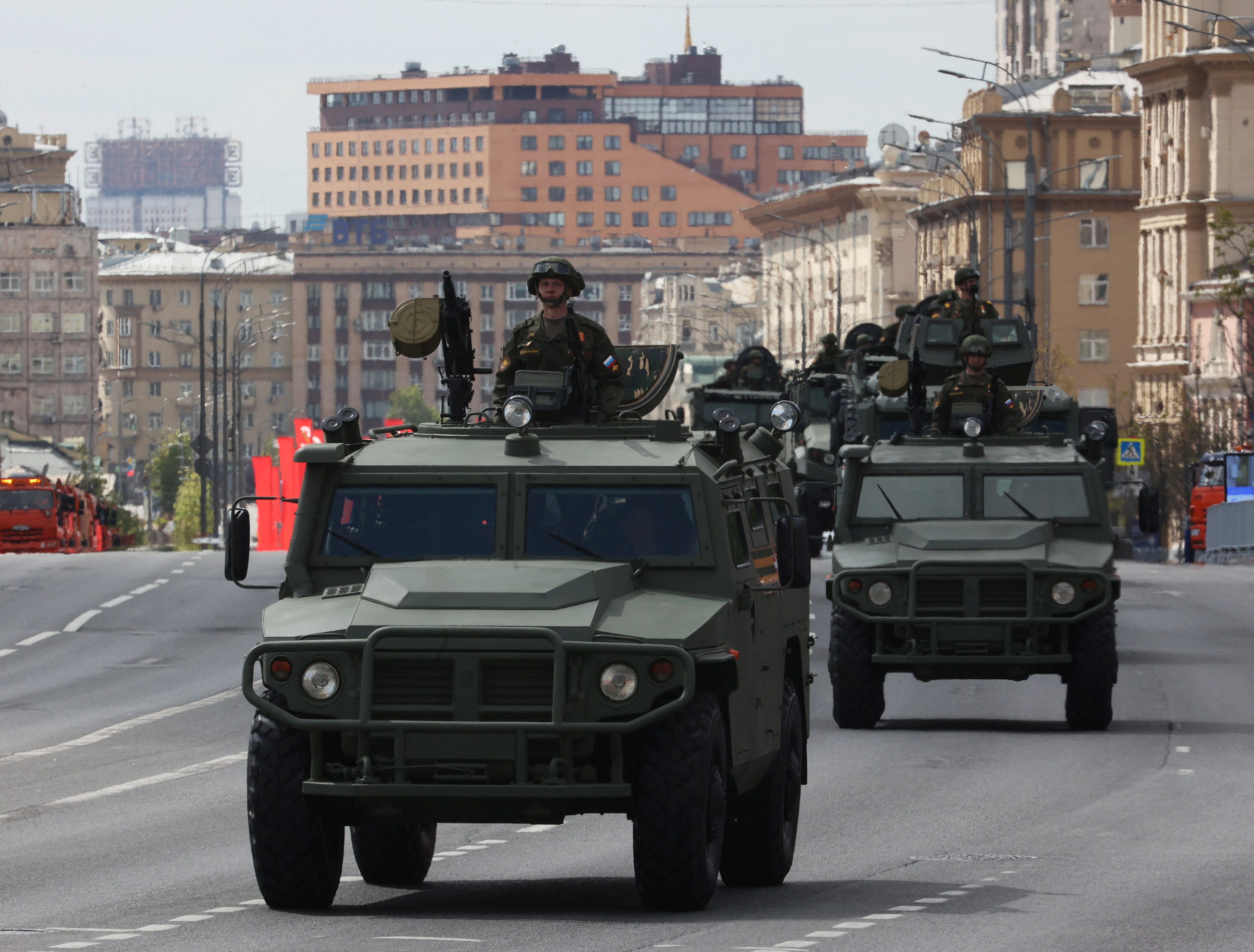 El desfile contó con numerosos vehículos blindados, pero pocos tanques (Reuters)