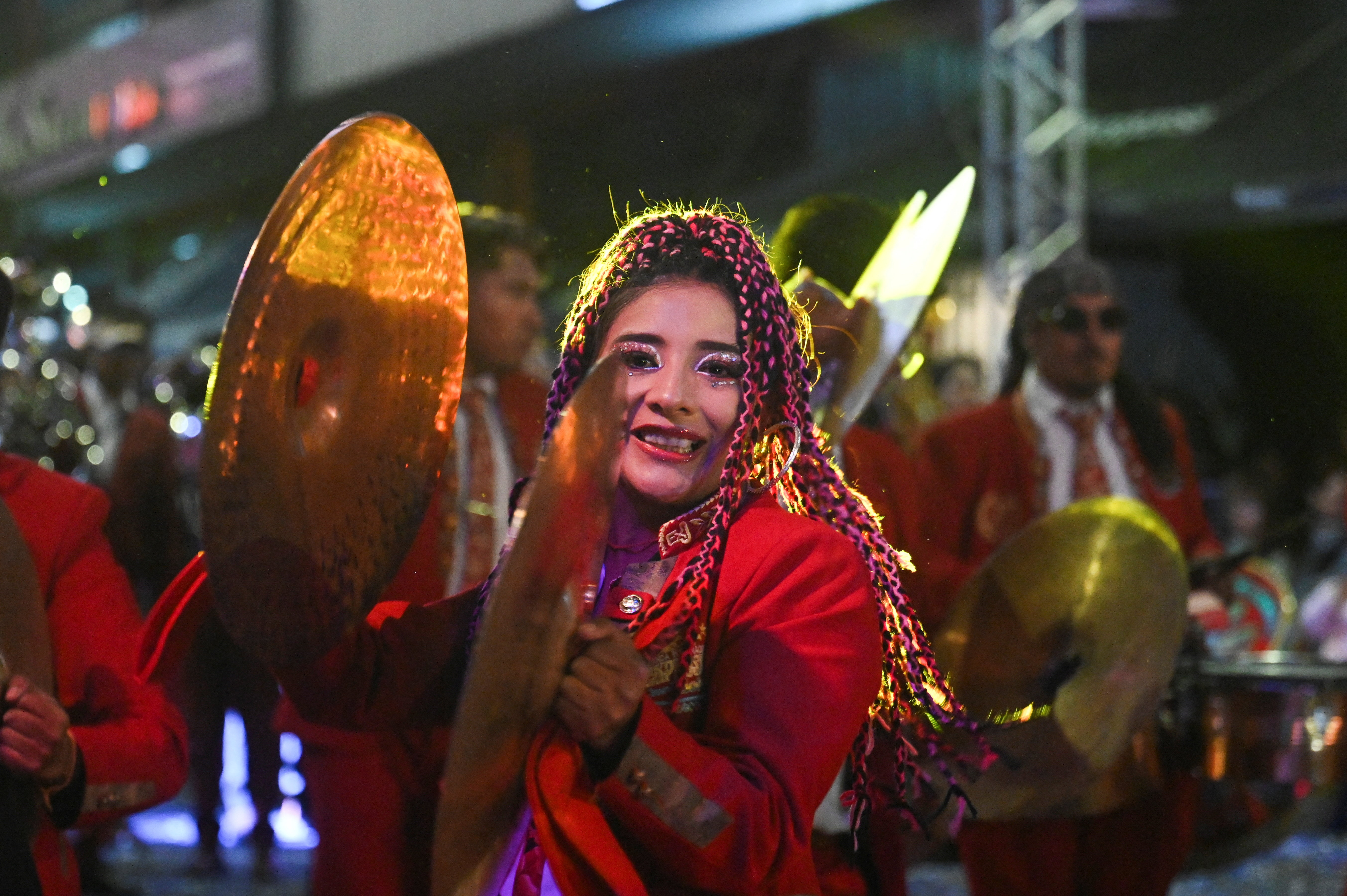 La fiesta del Gran Poder toma las calles de La Paz con miles de m&uacute;sicos y danzarines