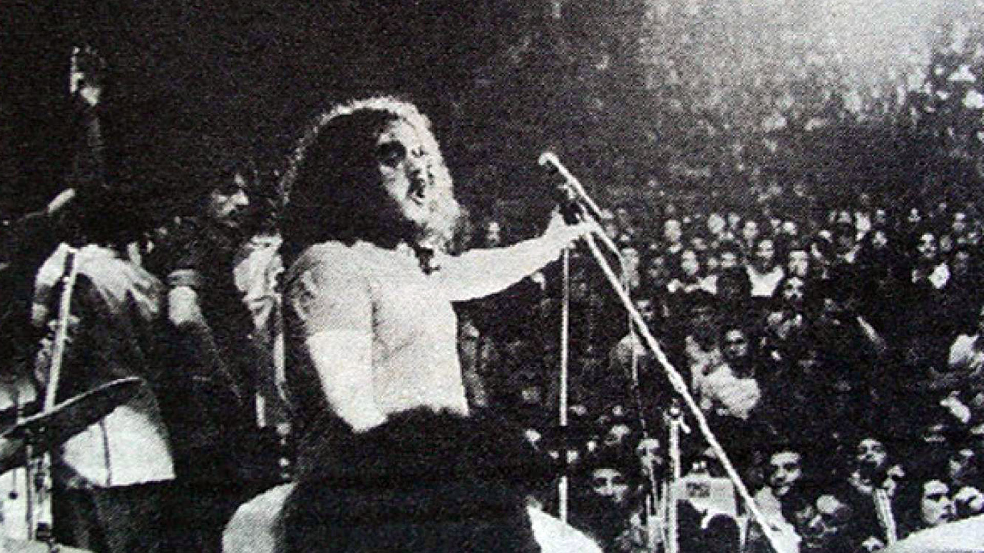 Billy Bond y la Pesada del Rock and Roll sobre el escenario del Luna Park, el 20 de octubre de 1972, fecha grabada para siempre en la memoria rockera argentina por la frase "¡Rompan todo!"