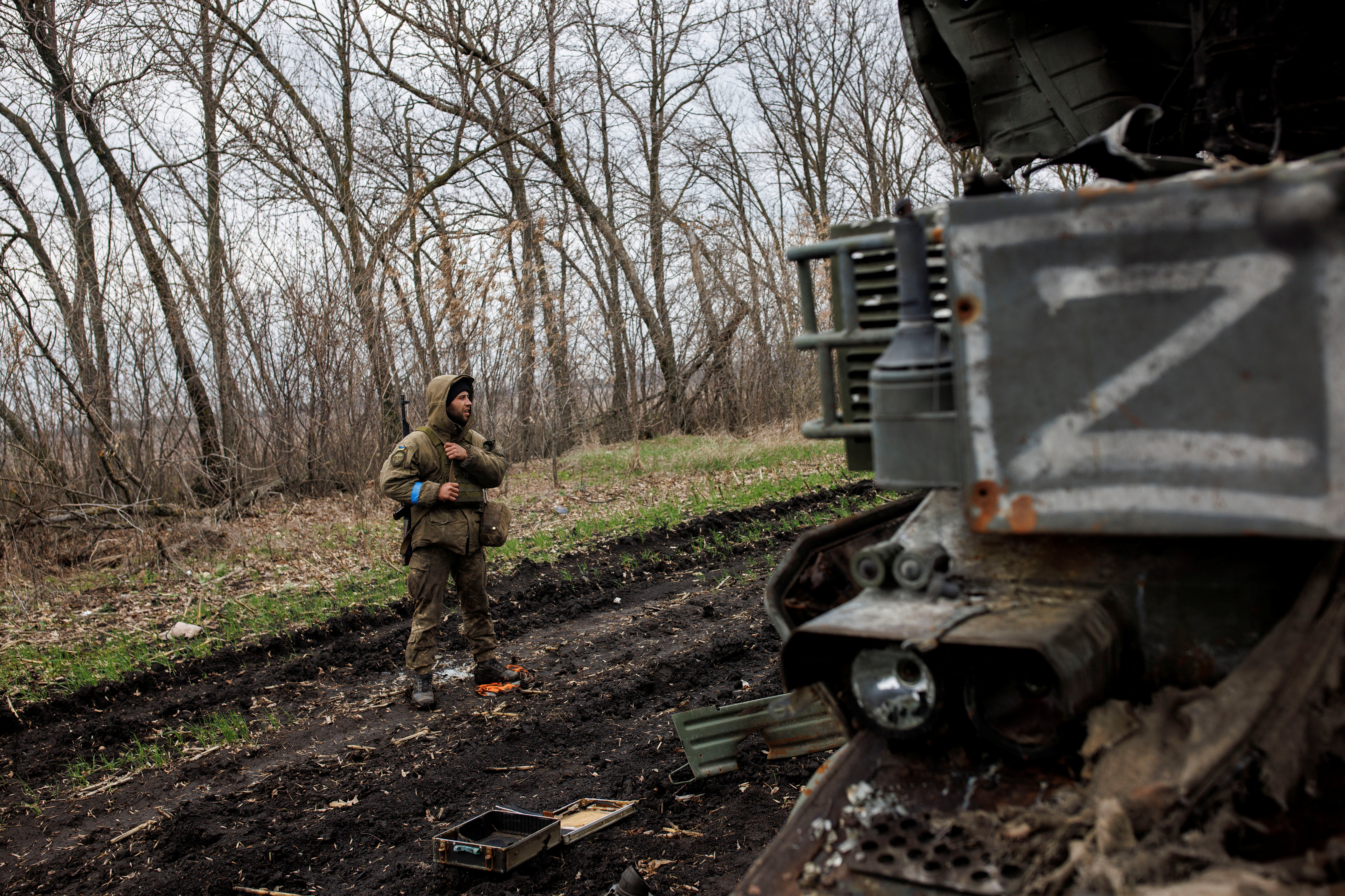 Un soldado ucraniano junto a un sistema de misiles antiaéreos rusos destruido, marcado con el símbolo "Z", en medio del ataque de Rusia a Ucrania, en la aldea de Husarivka, en la región de Kharkiv, Ucrania, el 14 de abril de 2022. Imagen tomada el 14 de abril de 2022. REUTERS/Alkis Konstantinidis