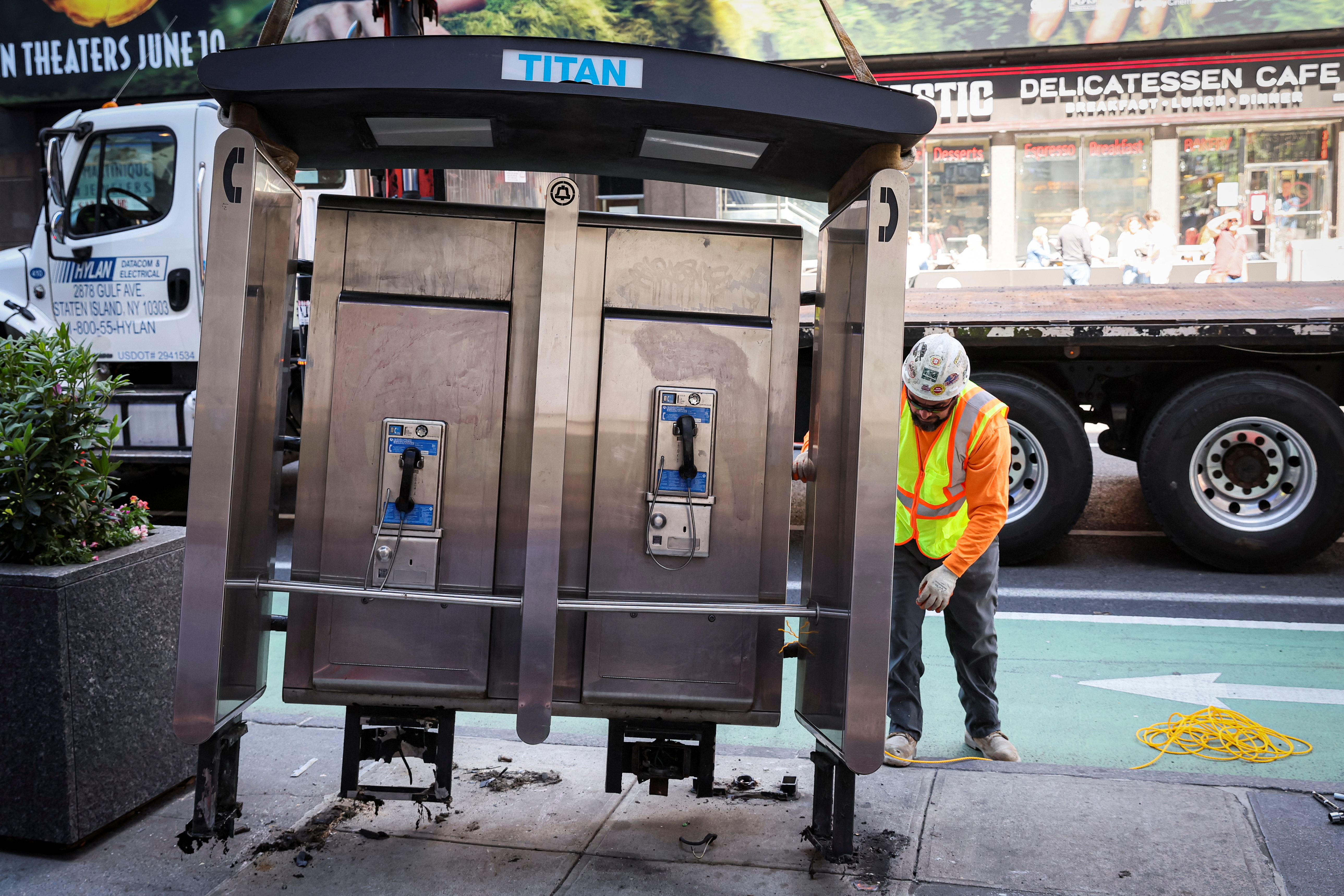Un trabajador saca los últimos teléfonos públicos (REUTERS/Brendan McDermid)