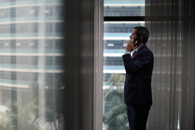 El presidente de la Asamblea Nacional de Venezuela, Juan Guaidó, habla por su teléfono celular durante una entrevista con Reuters en Caracas, Venezuela, Enero 9, 2020. REUTERS/Manaure Quintero