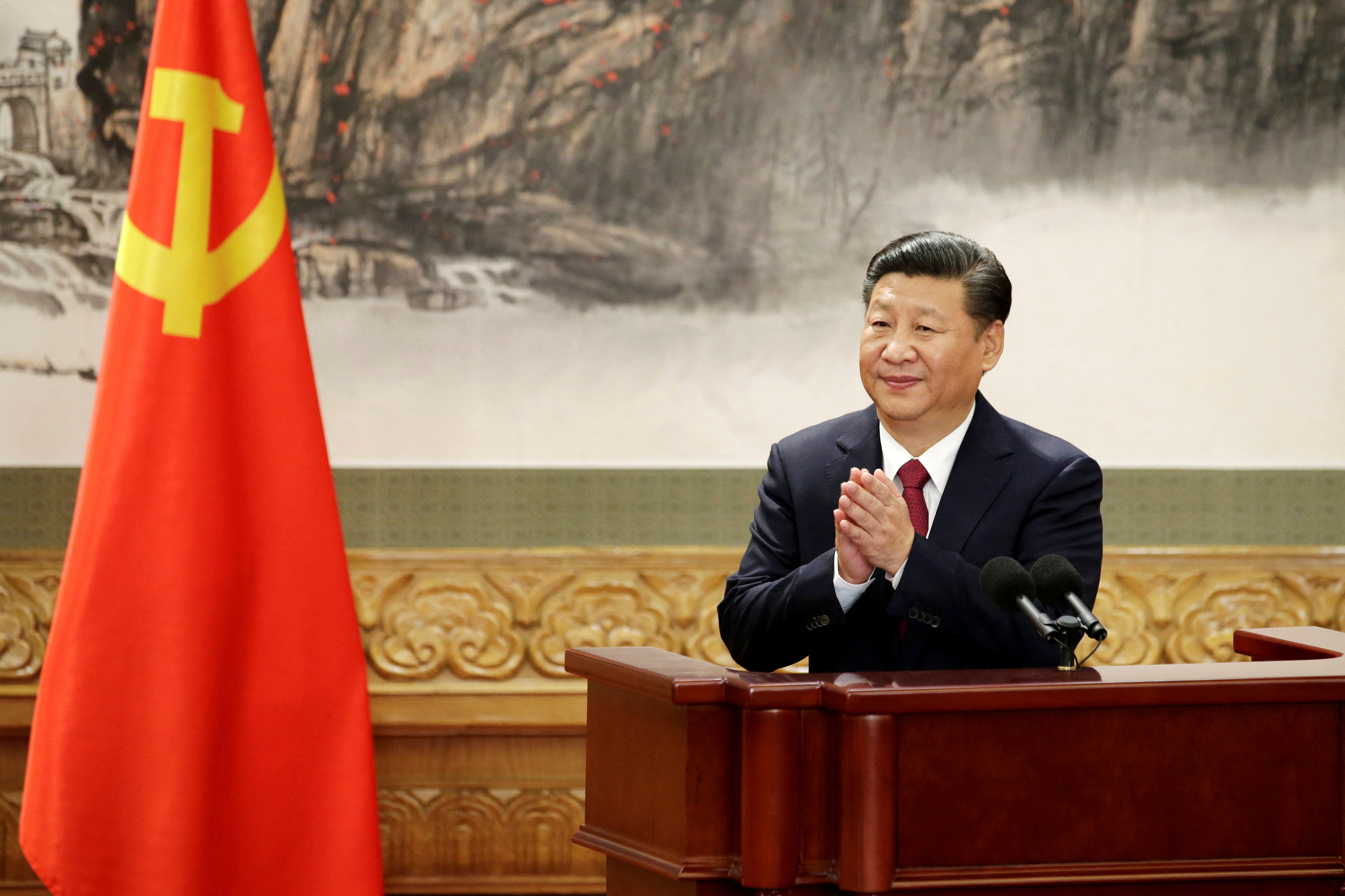 El presidente chino, Xi Jinping, aplaude tras su discurso mientras los nuevos miembros del Comité Permanente del Politburó de China se reúnen con la prensa en el Gran Salón del Pueblo en Beijing, China, el 25 de octubre de 2017. REUTERS/Jason Lee/Archivo