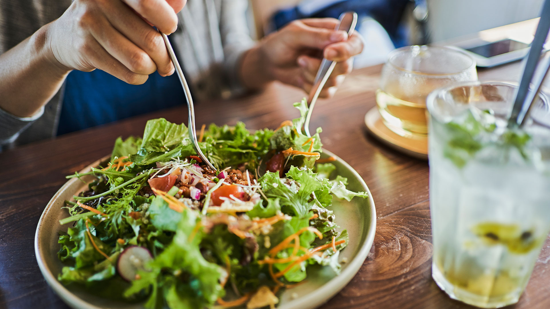 Investigaciones recientes sugieren que las dietas a base de plantas pueden reducir la presión arterial, mejorar el colesterol y ayudar a perder peso (Getty)