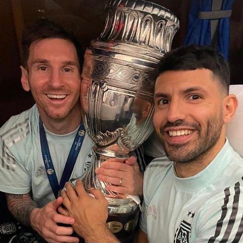 Messi y su amigo el Kun Agüero con la Copa América que ganaron en Brasil en 2021