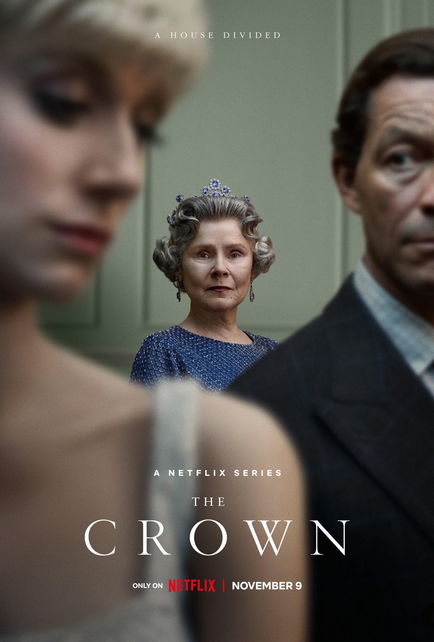 En uno de los póster se puede apreciar a Imelda Staunton caracterizada como Elizabeth II. (Netflix)